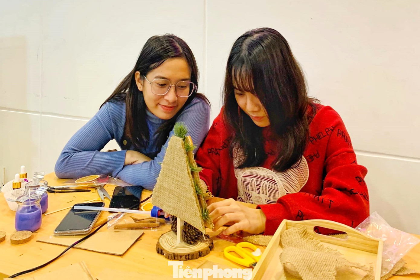 Chăm chú trang trí cây thông Noel, bạn Nguyễn Khánh Linh (24 tuổi, trú phường Hà Huy Tập, TP Vinh) chia sẻ: “Tự tay mình làm ra một sản phẩm về Giáng sinh để thưởng cho mình, tặng cho bạn bè, người thân rất ý nghĩa. Trong khi đó, chi phí học cũng không quá nhiều”.