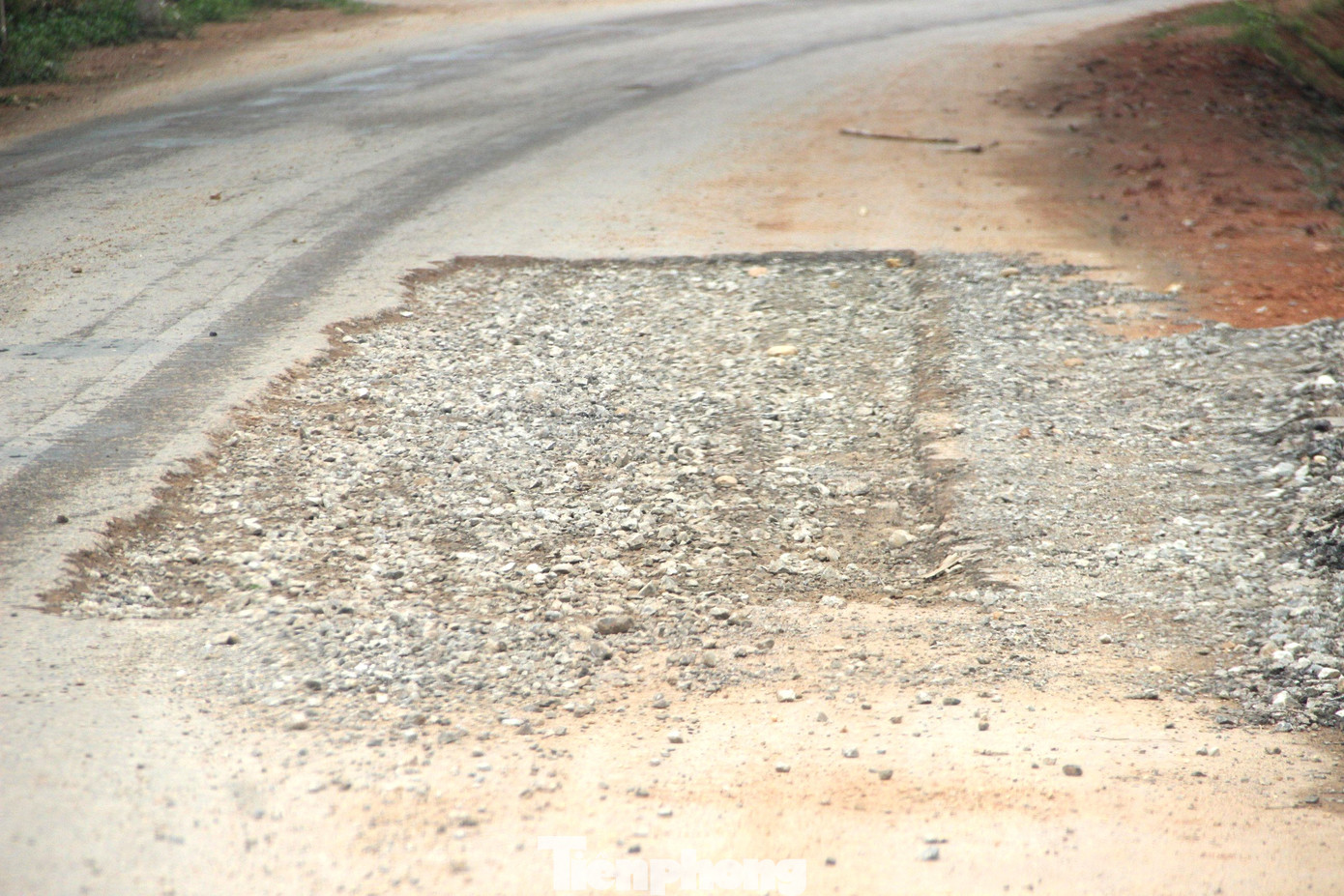 “Đường chưa nghiệm thu đã hư hỏng là điều không ai mong muốn. Nó ảnh hưởng lớn đến cuộc sống người dân. Doanh nghiệp cũng đã đề nghị bóc nền lên, xử lý từng bước, làm đến đâu đảm bảo đến đó. Thời gian tới, huyện cũng sẽ bố trí kinh phí để nhà thầu hoàn thiện phần đường 2 đầu cầu Khe Su và Khe Thiềm”, ông Giáp cho biết thêm.