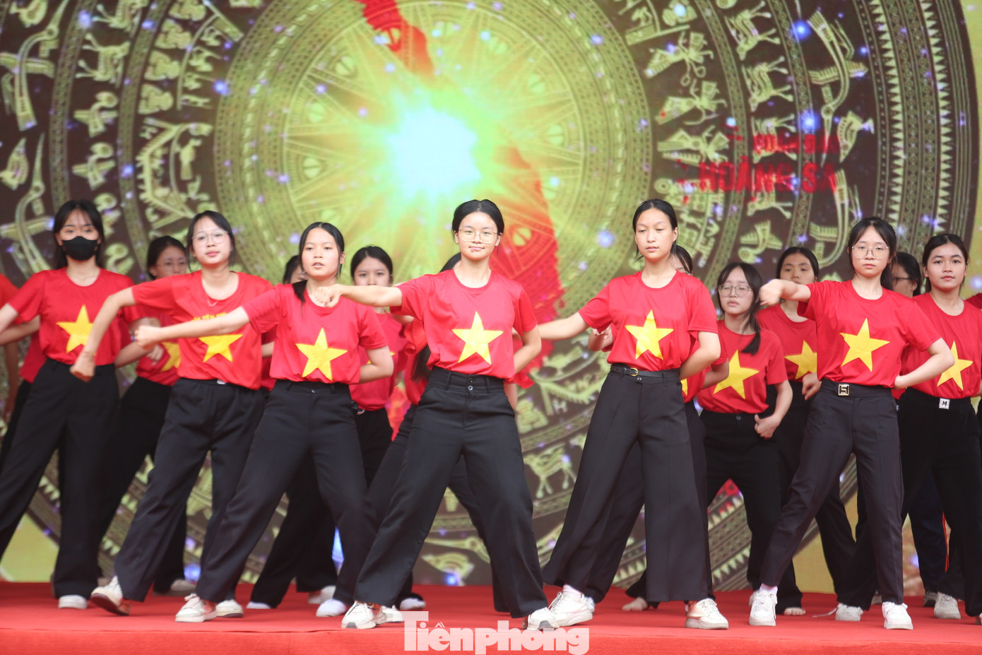 Học sinh tập các tiết mục văn nghệ cho chương trình