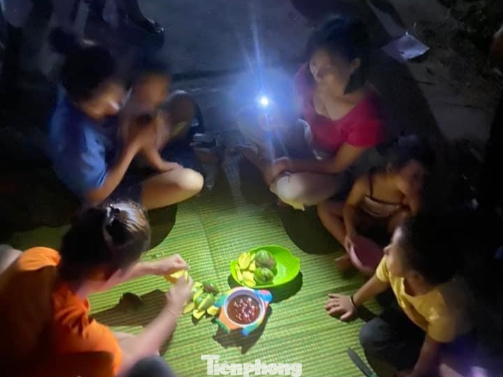 Công ty Điện lực Nghệ An cho biết, trong tháng 5/2023, thời điểm diễn ra nắng nóng gay gắt kéo dài, sản lượng điện tiêu thụ trên địa bàn tỉnh tăng đột biến. Tính đến ngày 26/5, sản lượng điện tiêu thụ đã đạt 365 triệu Kwh, dự kiến hết tháng 5 sẽ lên con số trên 430 triệu Kwh, đây là con số kỷ lục trong nhiều năm trở lại đây.