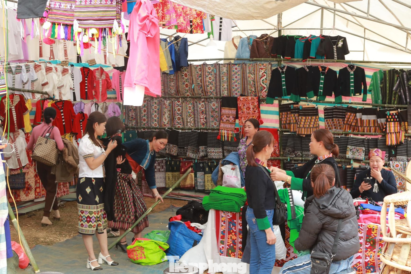 Các gian hàng giới thiệu sản phẩm thổ cẩm luôn thu hút du khách. Tại đây, du khách có thể mua sắm những chiếc váy, chiếc khăn piêu... của đồng bào Thái.