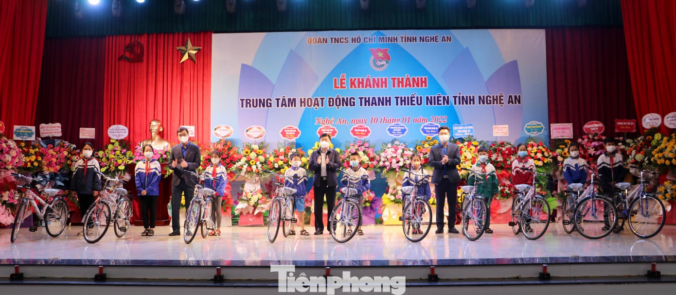 Trao tặng xe đạp cho các em nhỏ có hoàn cảnh khó khăn