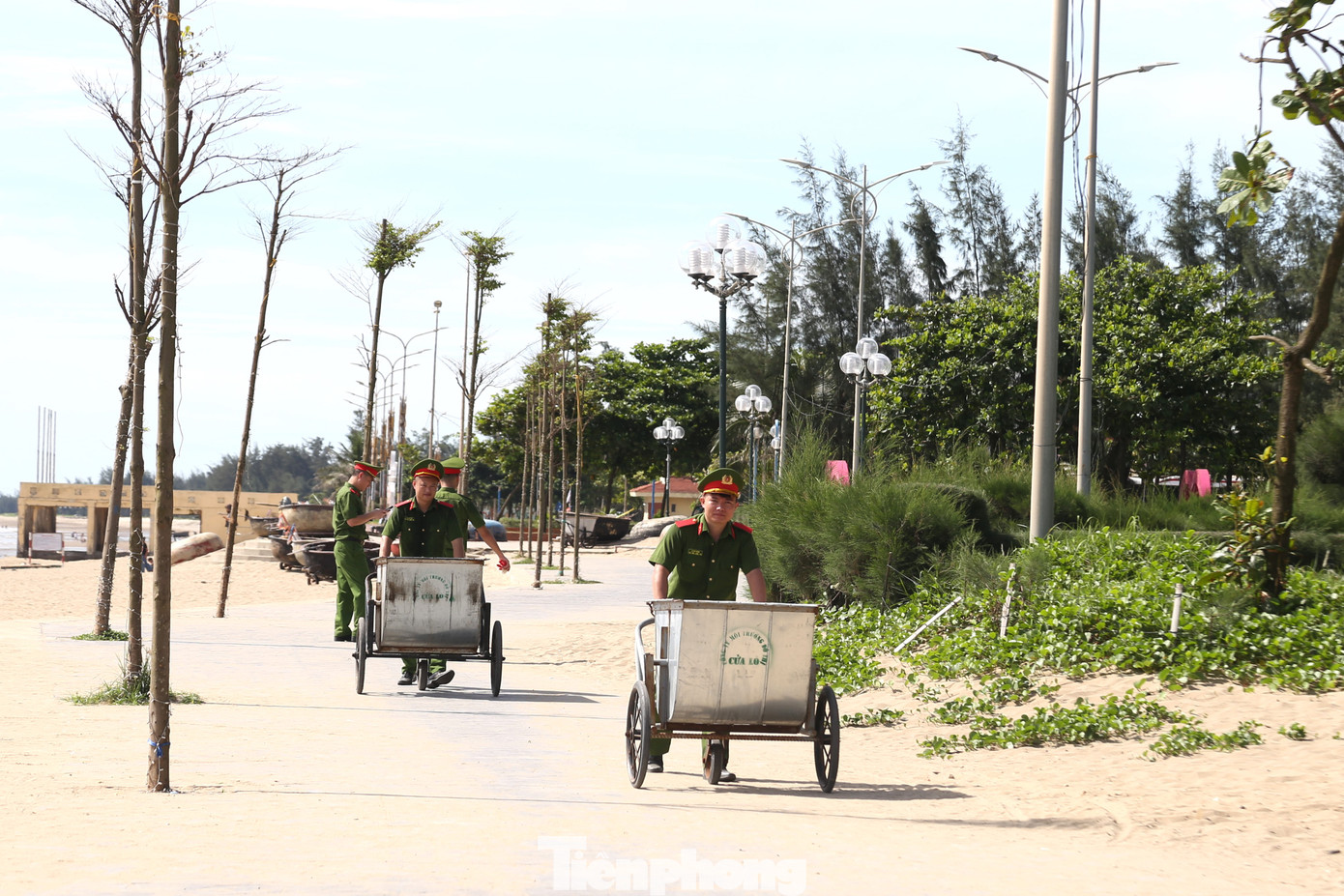 Cán bộ, chiến sĩ dọn vệ sinh bãi biển Cửa Lò sau lễ ra quân