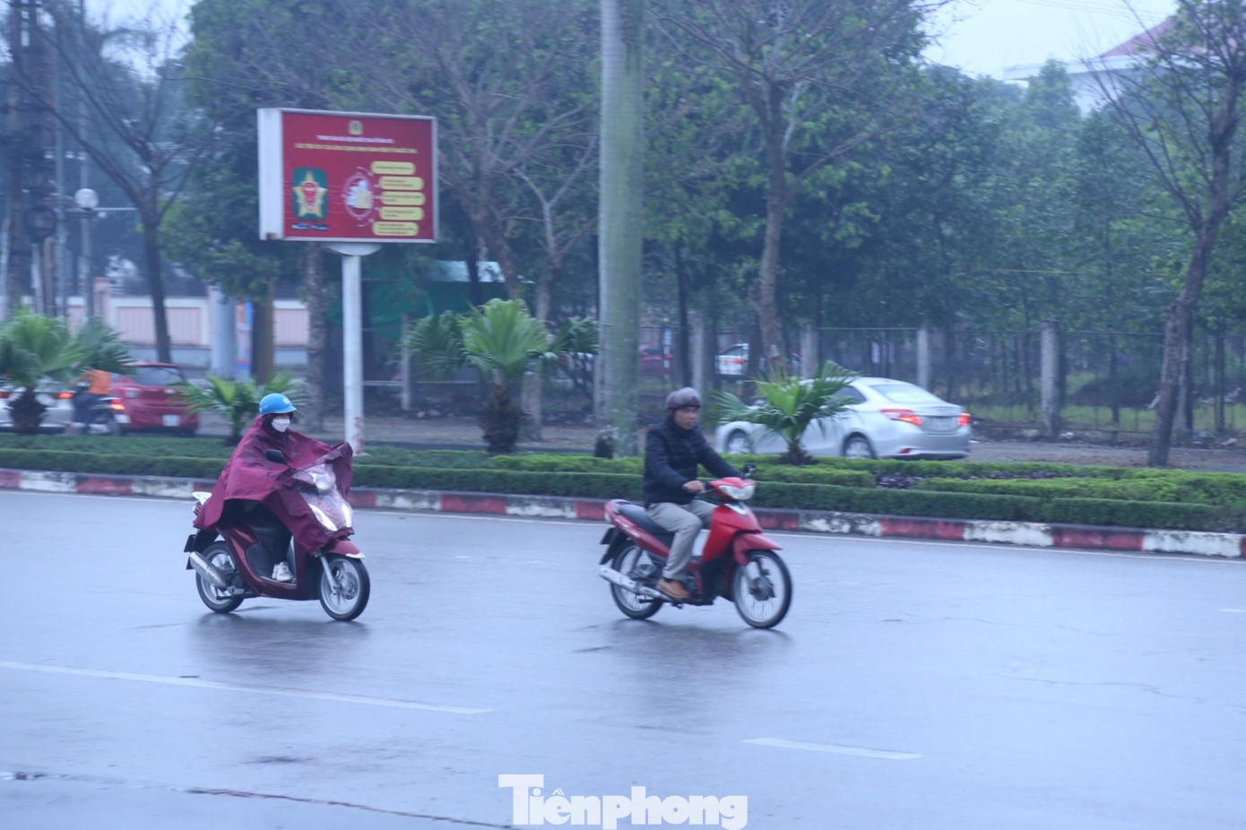 Dù trời không có mưa nhưng nhiều người lao động tại thành phố Vinh vẫn trang bị những lớp áo mưa để tránh gió, tránh rét, tiếp tục công việc của mình trên các tuyến đường. Dù trời không có mưa nhưng nhiều người lao động tại thành phố Vinh vẫn trang bị những lớp áo mưa để tránh gió, tránh rét, tiếp tục công việc của mình trên các tuyến đường.
