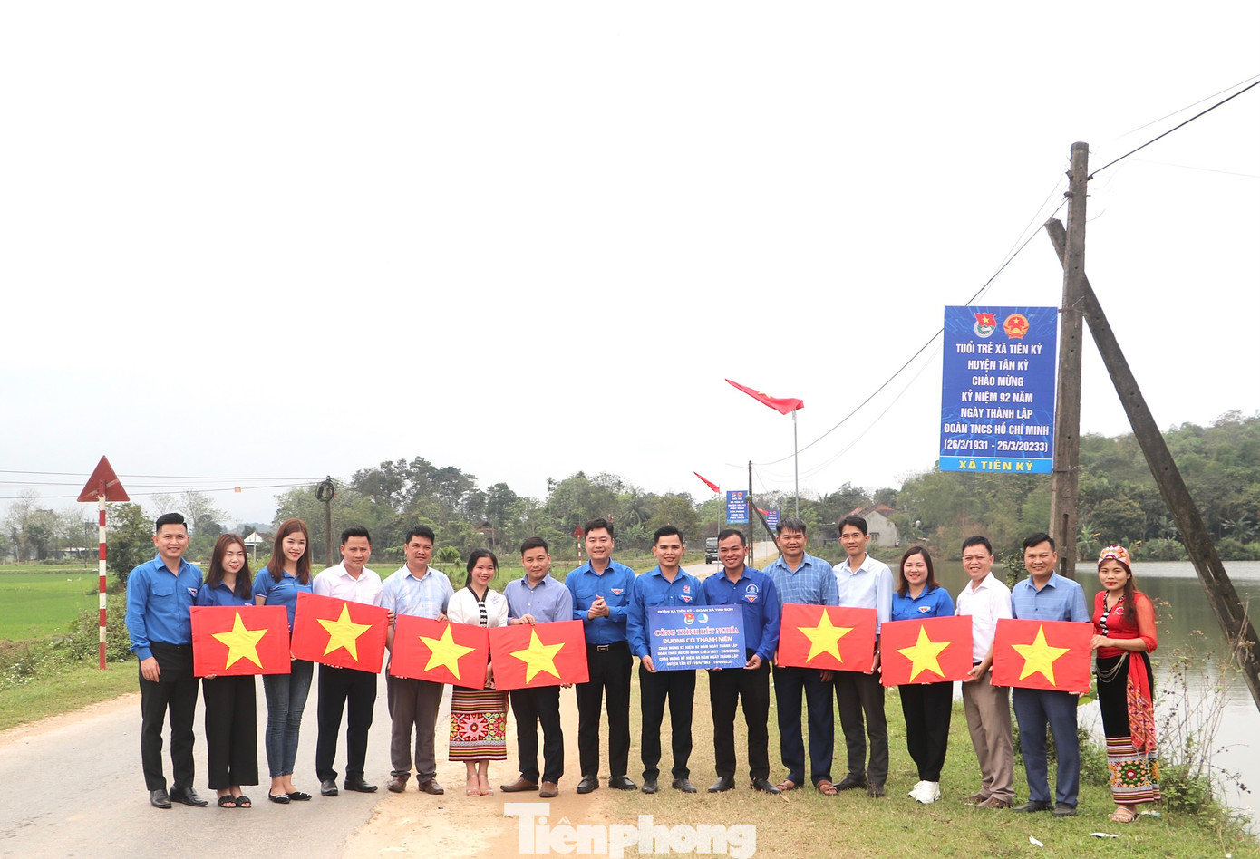 Khánh thành “Đường cờ thanh niên” - trao tặng 200 lá cờ tổ quốc cho Đoàn xã Tiên Kỳ, 200 lá cờ tổ quốc cho Đoàn xã Nghĩa Dũng, huyện Tân Kỳ.