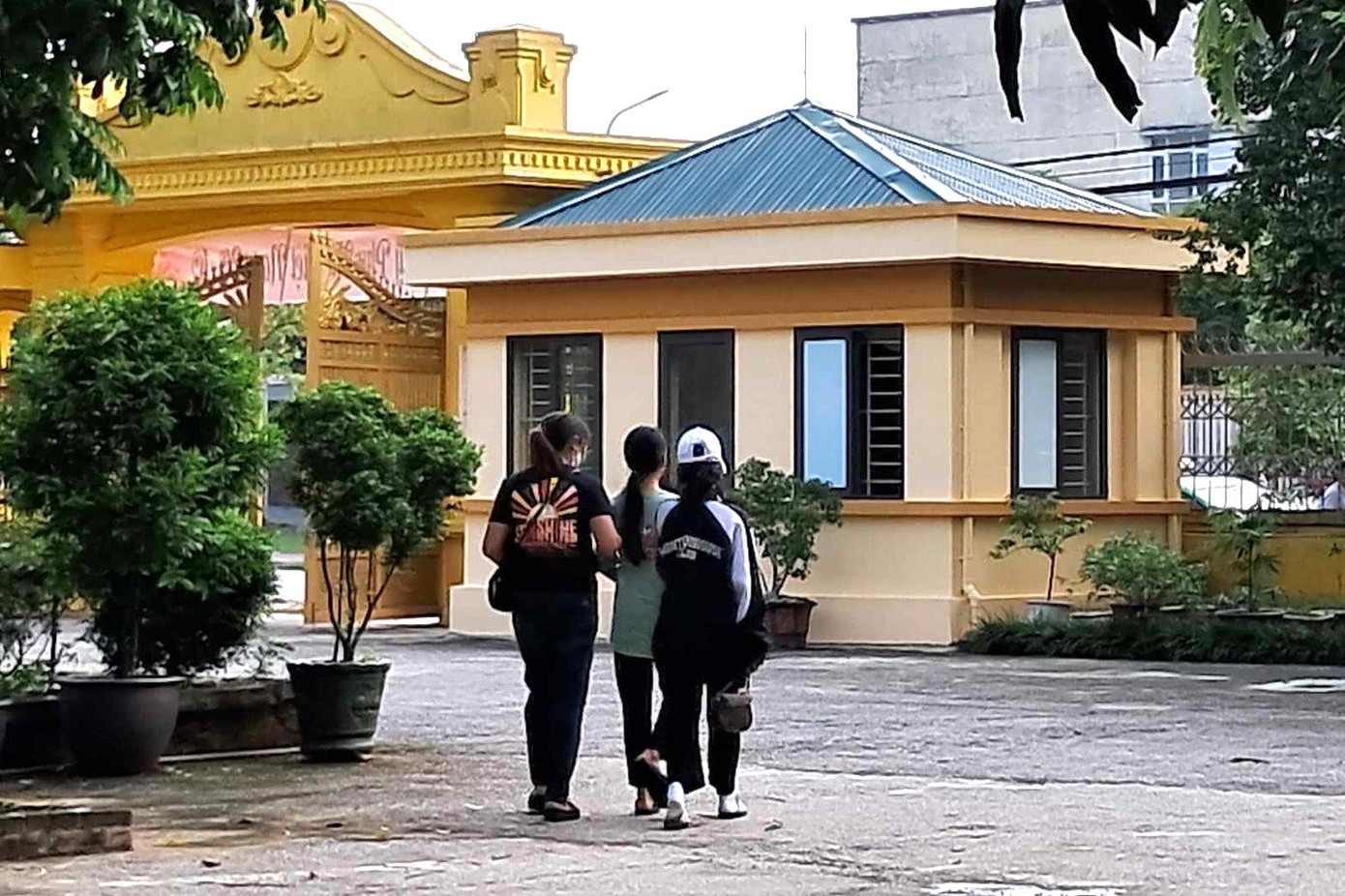 Bị cáo Dung nhận bản án chung thân, 3 đứa con buồn bã rời phiên tòa.