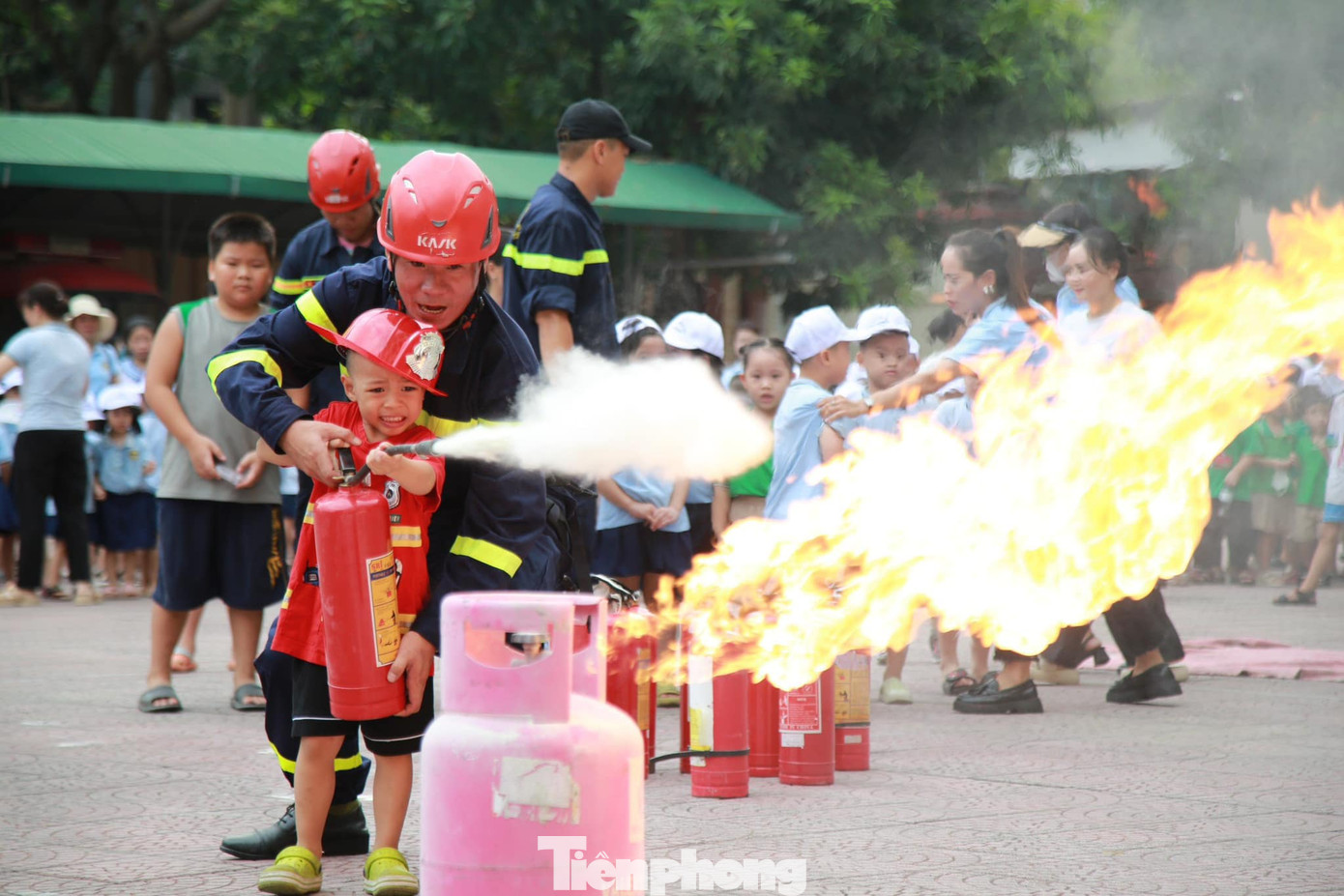 Học sinh được thực hành sử dụng bình chữa cháy xách tay dập tắt đám cháy do rò rỉ khí gas.