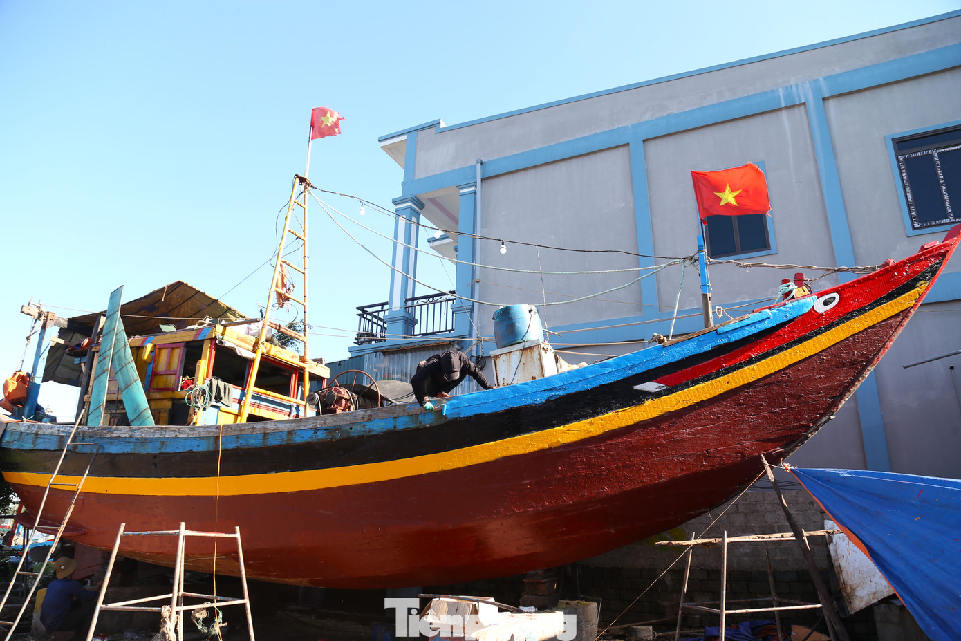 Những con tàu sau khi được "chữa bệnh", giúp ngư dân an tâm vươn khơi bám biển.