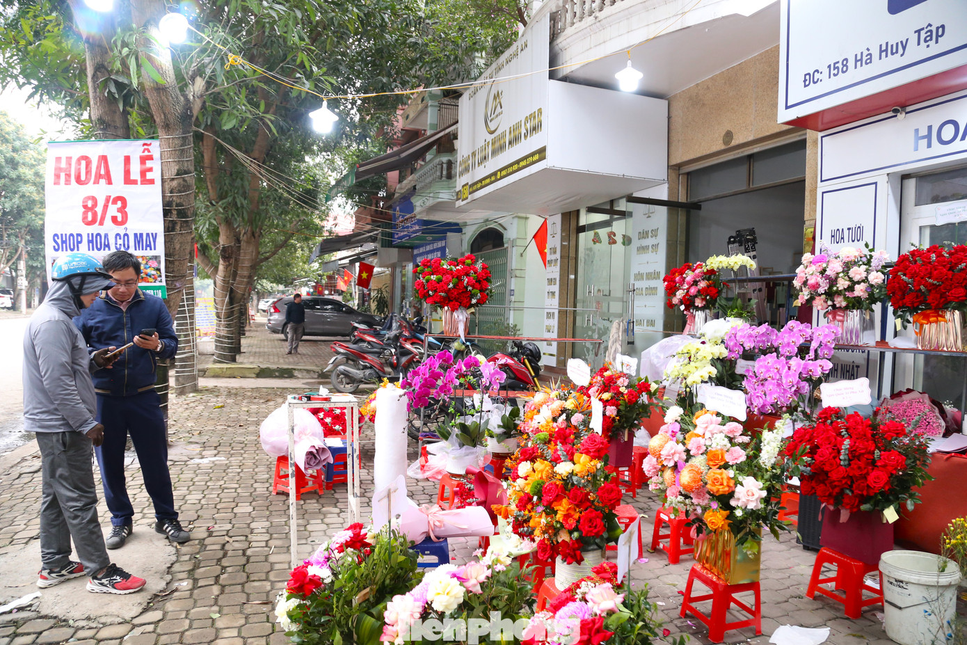 “Khách hàng chủ yếu đặt mua online vì họ được chủ động hơn trong việc lựa chọn các mẫu mã để yêu cầu shop làm theo, còn người đến mua trực tiếp tại cửa hàng thì rất ít. Chúng tôi phải thuê thêm nhân viên cắm hoa, check tin nhắn, tư vấn khách hàng và chốt đơn”, anh Linh, chủ cửa hàng hoa trên đường Hà Huy Tập chia sẻ. “Khách hàng chủ yếu đặt mua online vì họ được chủ động hơn trong việc lựa chọn các mẫu mã để yêu cầu shop làm theo, còn người đến mua trực tiếp tại cửa hàng thì rất ít. Chúng tôi phải thuê thêm nhân viên cắm hoa, check tin nhắn, tư vấn khách hàng và chốt đơn”, anh Linh, chủ cửa hàng hoa trên đường Hà Huy Tập chia sẻ.