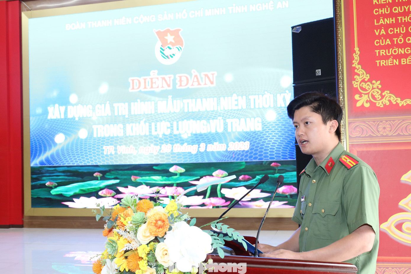 Thiếu tá Nguyễn Đình Khánh, Ủy viên Ban thường vụ Tỉnh Đoàn, Bí thư Đoàn Công an tỉnh Nghệ An phát biểu khai mạc diễn đàn. Thiếu tá Nguyễn Đình Khánh, Ủy viên Ban thường vụ Tỉnh Đoàn, Bí thư Đoàn Công an tỉnh Nghệ An phát biểu khai mạc diễn đàn.