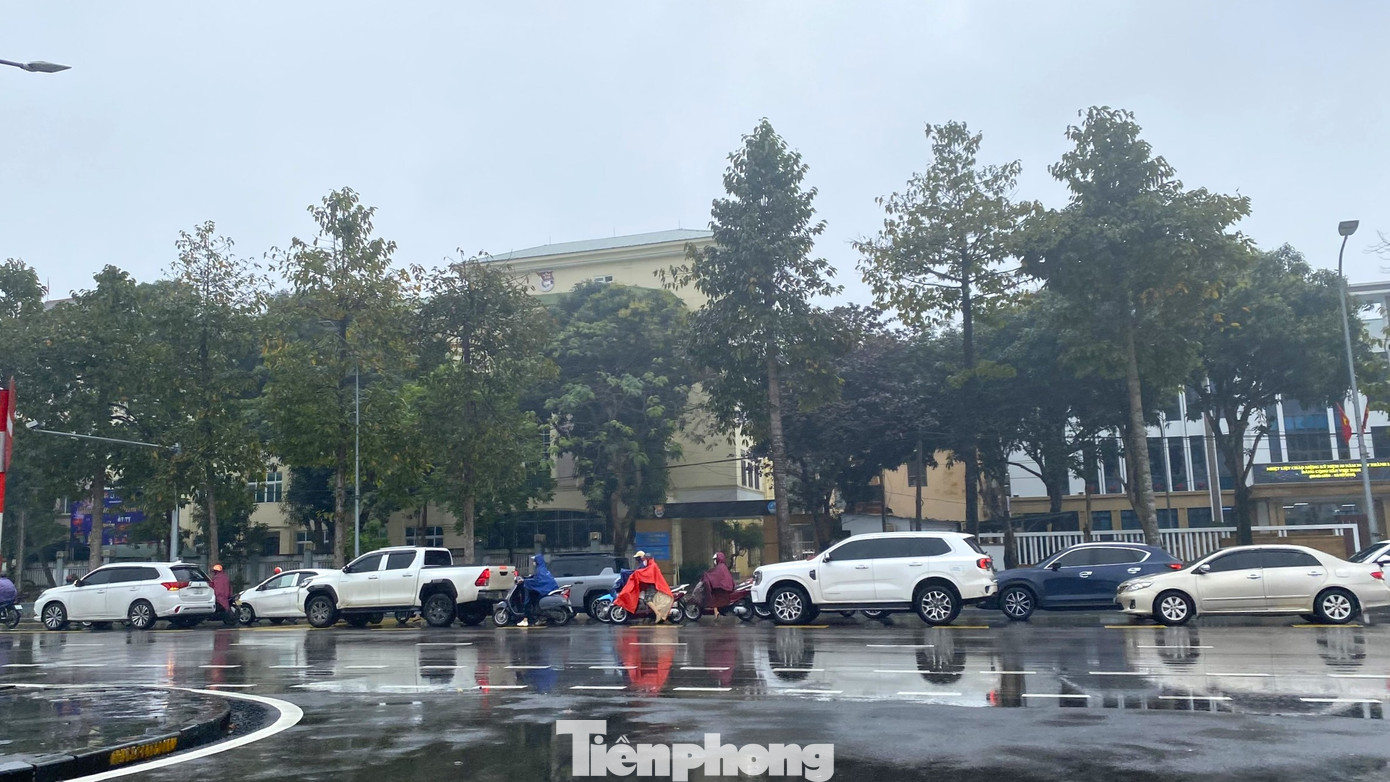 Ô tô xếp hàng dài trên đường Trường Thi.