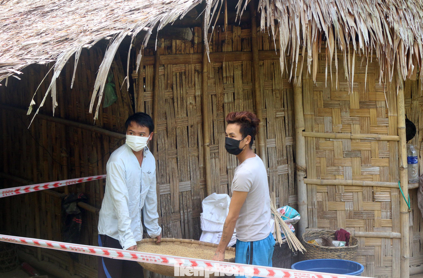 Để tránh tình trạng lây nhiễm chéo trong khu cách ly tập trung, Ban Chỉ đạo phòng, chống dịch COVID-19 của xã đã trưng dụng những ngôi nhà bỏ trống làm nơi cách ly cho những người về từ vùng dịch. Đây là những ngôi nhà của người dân bản đi làm ăn xa.