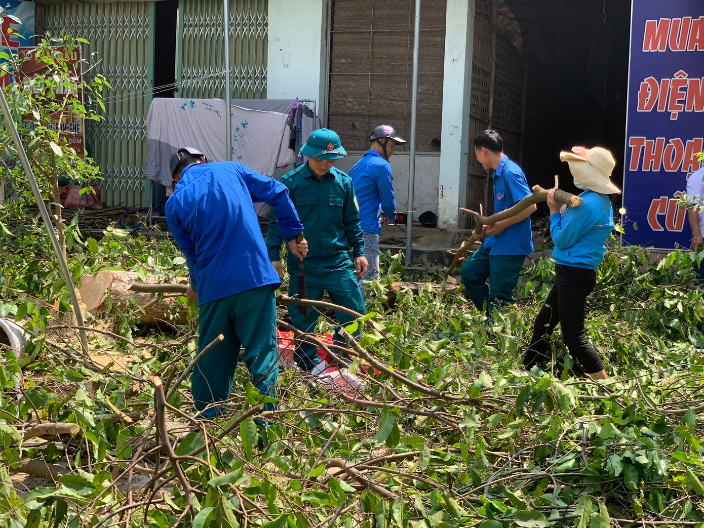 Đoàn viên thanh niên huyện Quế Phong giúp người dân dọn dẹp cây xanh bị gãy đổ do mưa đá kèm lốc xoáy gây ra sáng 22/3. Đoàn viên thanh niên huyện Quế Phong giúp người dân dọn dẹp cây xanh bị gãy đổ do mưa đá kèm lốc xoáy gây ra sáng 22/3.