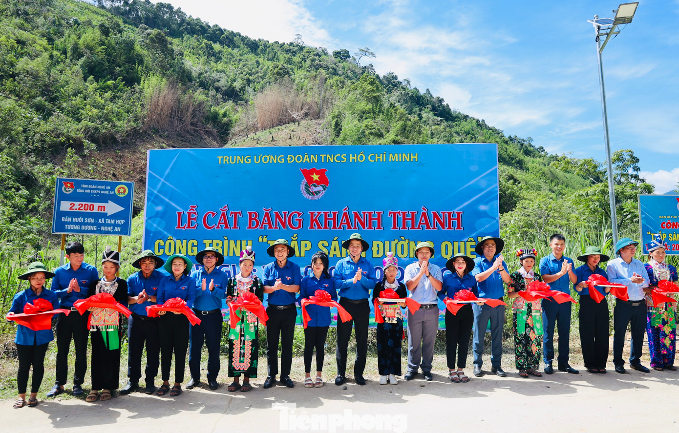 Dịp này, T.Ư Đoàn khánh thành công trình Thắp sáng đường quê, bảo vệ môi trường trị giá 200 triệu đồng.