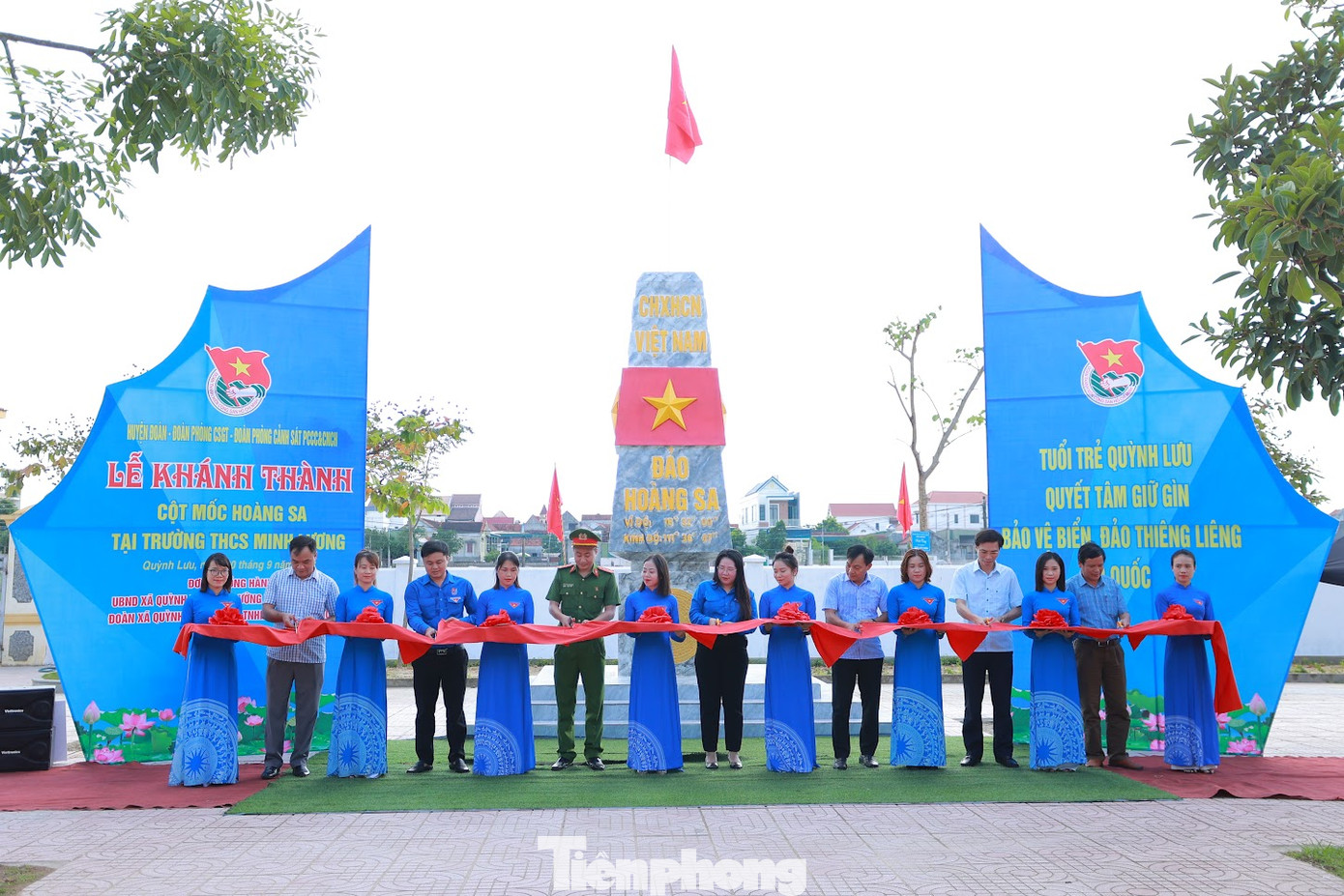 Lễ cắt băng khánh thành công trình cột mốc Hoàng Sa.