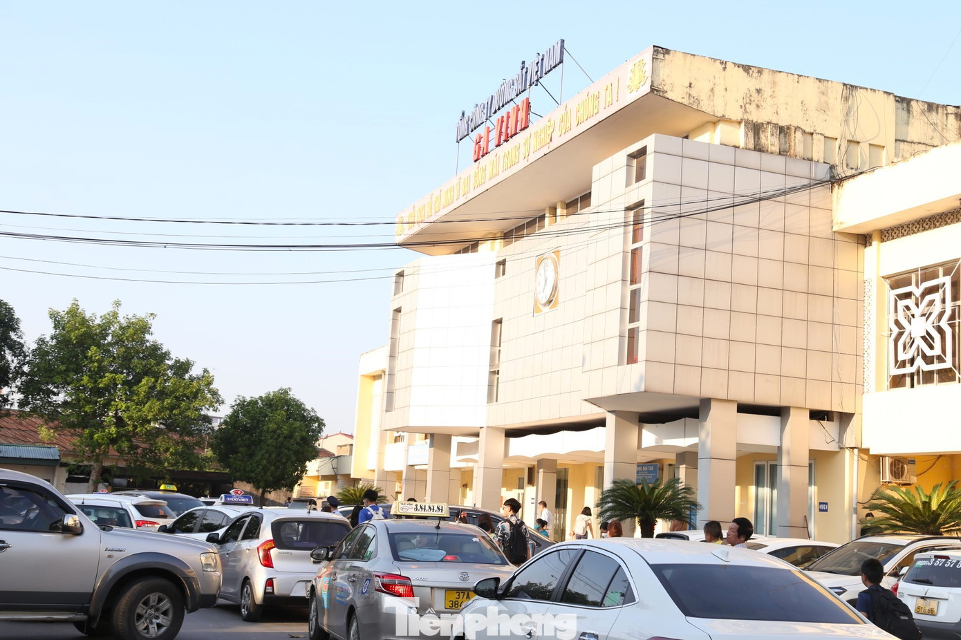 “Đơn vị đã huy động 100% nhân viên tại ga luôn có mặt kịp thời trong dịp lễ để hướng dẫn người dân làm thủ tục, hỗ trợ việc di chuyển, vận chuyển đồ đạc,… để việc di chuyển của hành khách luôn đảm bảo an toàn, nhanh chóng”, ông Tuấn chia sẻ