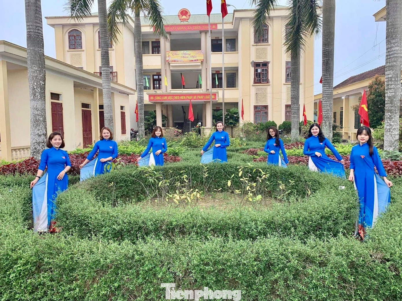 Ngày nay, trước muôn vàn sự cách tân về trang phục, áo quần, váy vóc… áo dài vẫn còn nguyên giá trị truyền thống về bản sắc dân tộc, mang đậm phong cách, tâm hồn người phụ nữ Việt Nam.