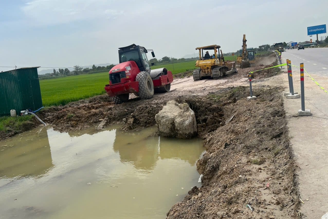 Máy múc, san ủi trong quá trình thi công dự án đã làm vỡ ống nước sinh hoạt của hàng nghìn hộ dân ở xã Kim Liên