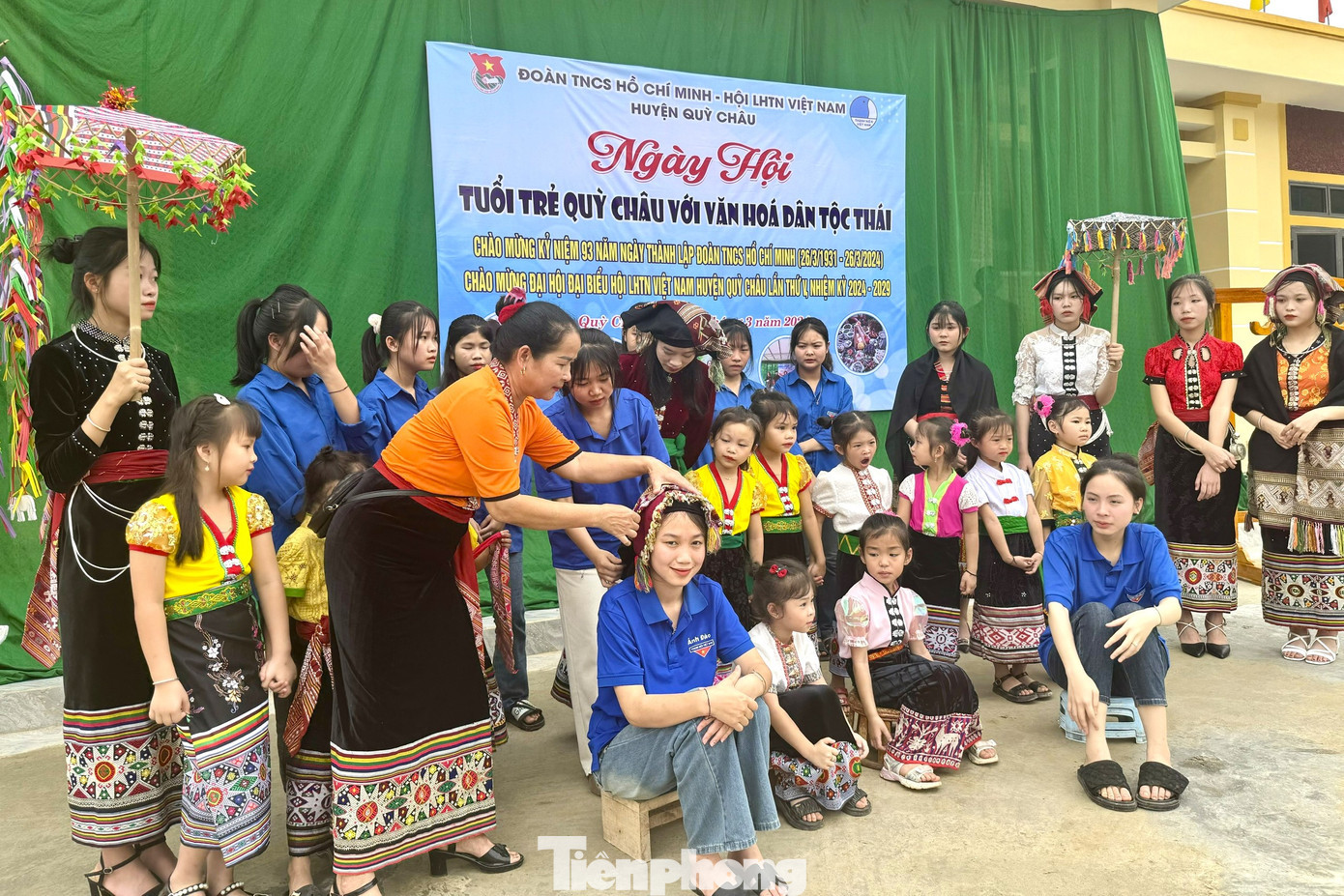 Các nữ đoàn viên thanh niên được học cách đội khăn piêu, cách mặc đồ Thái và dùng trang sức sao cho phù hợp với từng hoàn cảnh cụ thể.