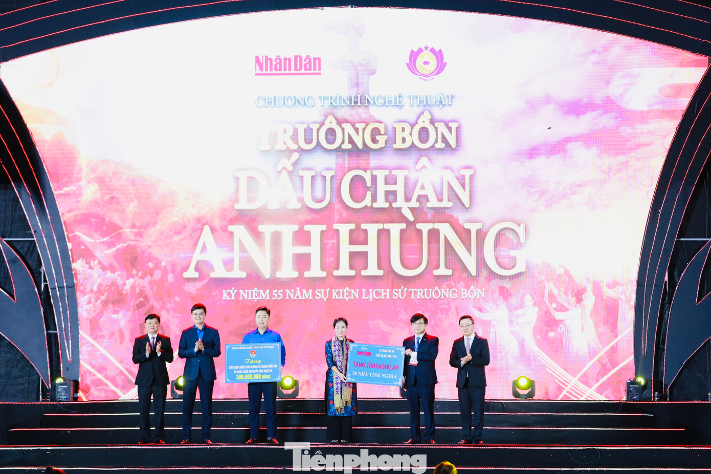 Lãnh đạo báo Nhân dân, Ban Bí thư T.Ư Đoàn trao hỗ trợ an sinh xã hội cho tỉnh Nghệ An. Lãnh đạo báo Nhân dân, Ban Bí thư T.Ư Đoàn trao hỗ trợ an sinh xã hội cho tỉnh Nghệ An.