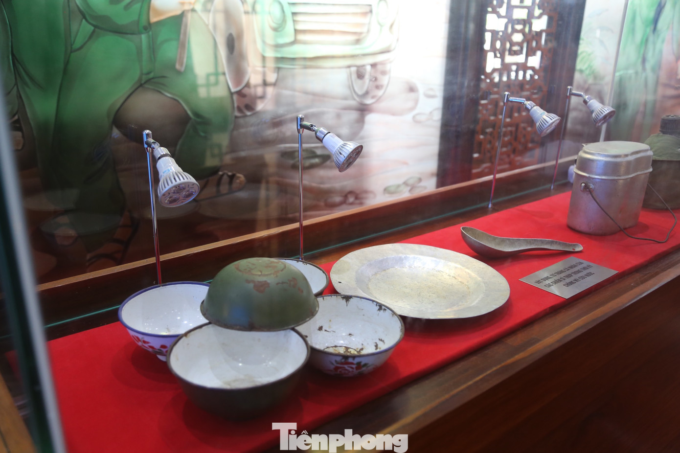 Tại nhà trưng bày, hàng trăm hiện vật, gắn liền với cuộc chiến đấu và đời sống sinh hoạt của lực lượng thanh niên xung phong trên cung đường huyền thoại Truông Bồn. Mỗi hiện vật là một câu chuyện, kể mãi bài ca cuộc đời của những người không tiếc máu xương cho hòa bình và thống nhất đất nước.