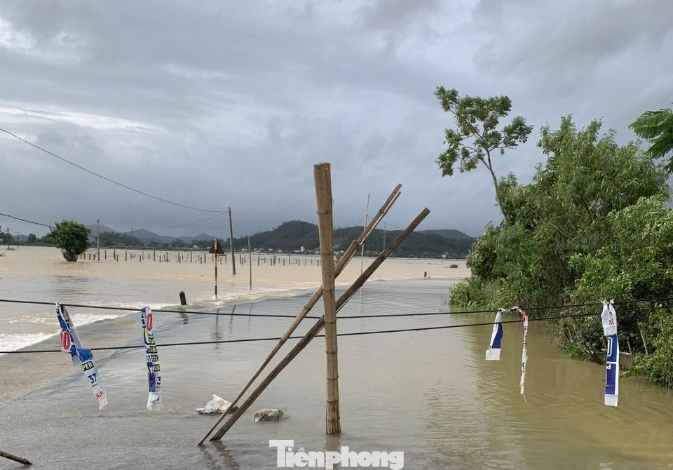 Tại km225+00, km225+800, Quốc lộ 48E, đoạn Cầu Phương Tích, huyện Nghi Lộc mưa lớn gây ngập úng. Hiện tuyến đường này đã đóng, không cho người dân qua lại tránh nguy hiểm.