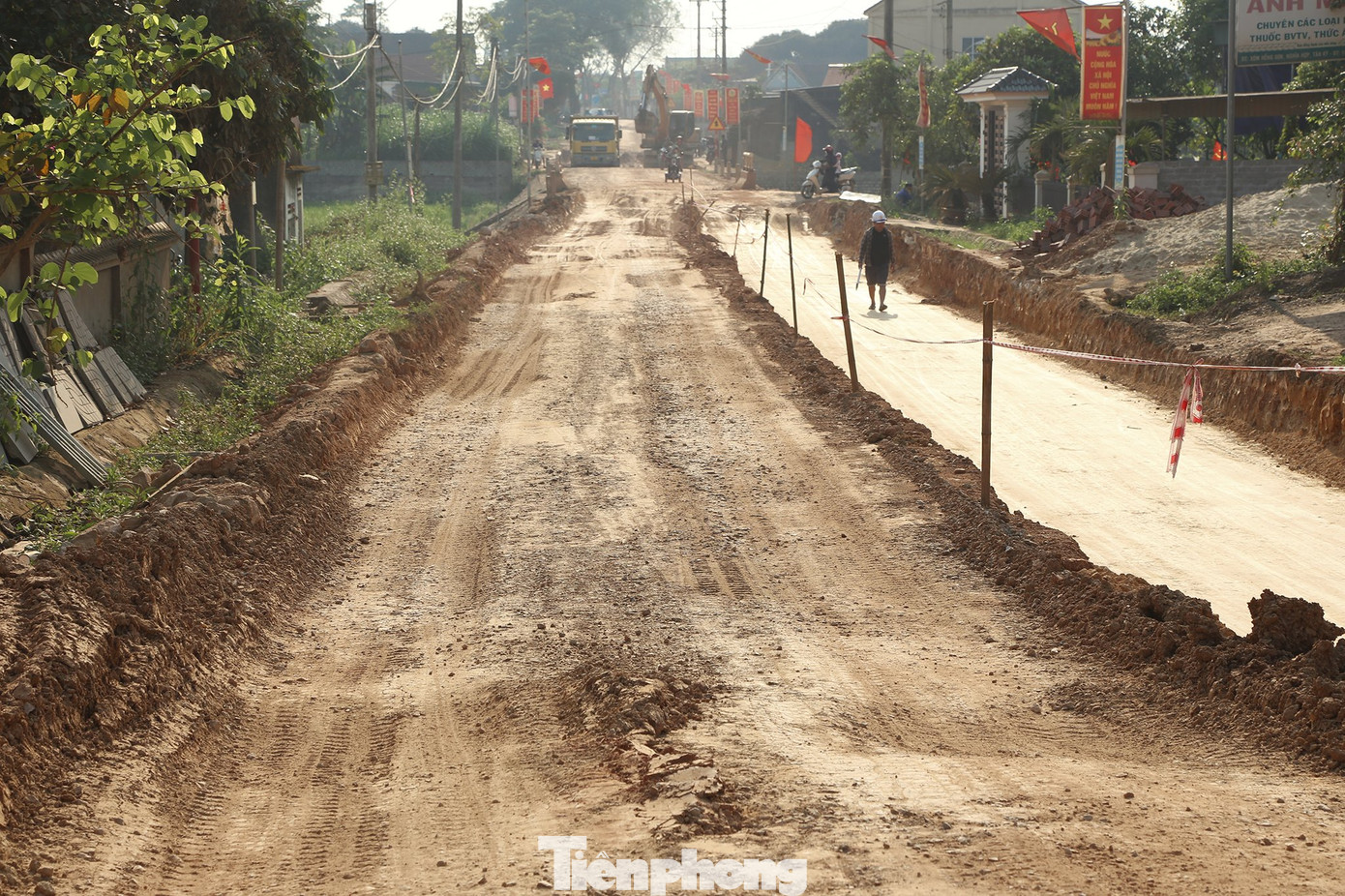 Ghi nhận của PV, đoạn trước mặt Trường Mầm non Nghĩa Hợp (xã Nghĩa Hợp) có một đoạn dài khoảng hơn 50m đang được nhà thầu cho máy, múc sâu xuống đường khoảng gần 1m để xử lý nền phía dưới.