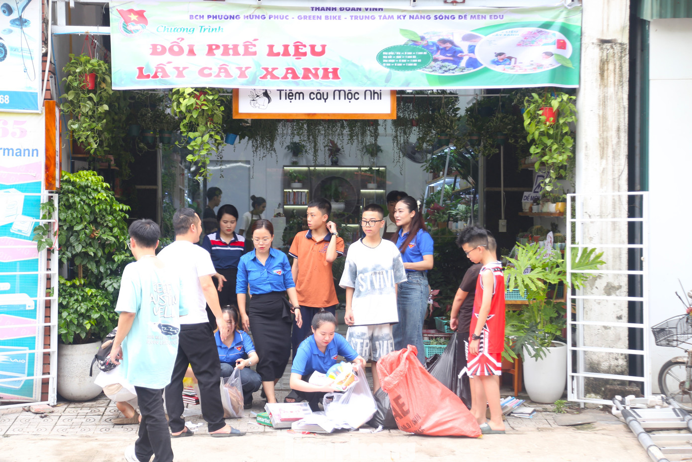 Chiều 12/6, Đoàn phường Hưng Phúc (thành phố Vinh, Nghệ An) phối hợp với Green Bike, Trung tâm kỹ năng sống Dế mèn Edu tổ chức chương trình “Đổi phế liệu lấy cây xanh”. Chiều 12/6, Đoàn phường Hưng Phúc (thành phố Vinh, Nghệ An) phối hợp với Green Bike, Trung tâm kỹ năng sống Dế mèn Edu tổ chức chương trình “Đổi phế liệu lấy cây xanh”.