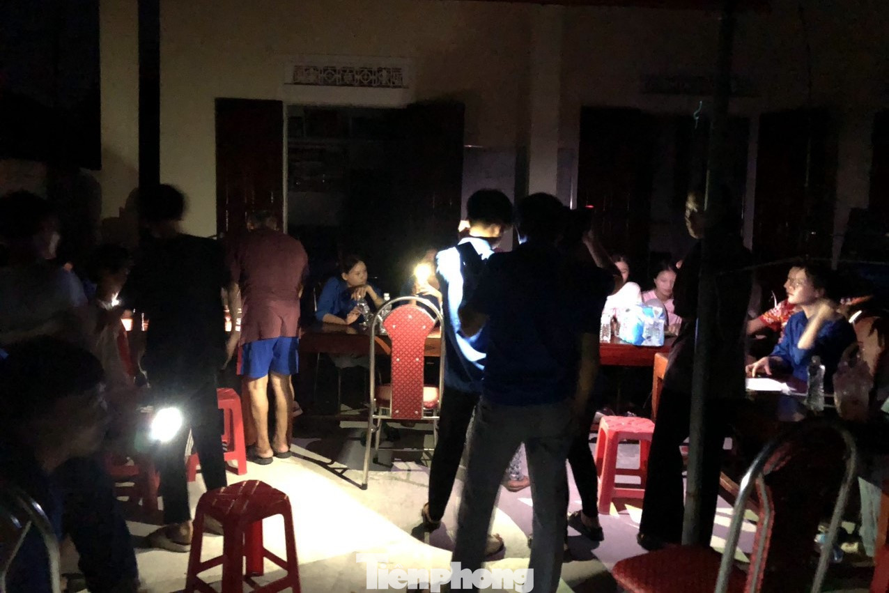 Những đêm mất điện, các lực lượng phải soi đèn pin, đèn điện thoại hỗ trợ người dân cài đặt, kích hoạt tài khoản định danh điện tử.