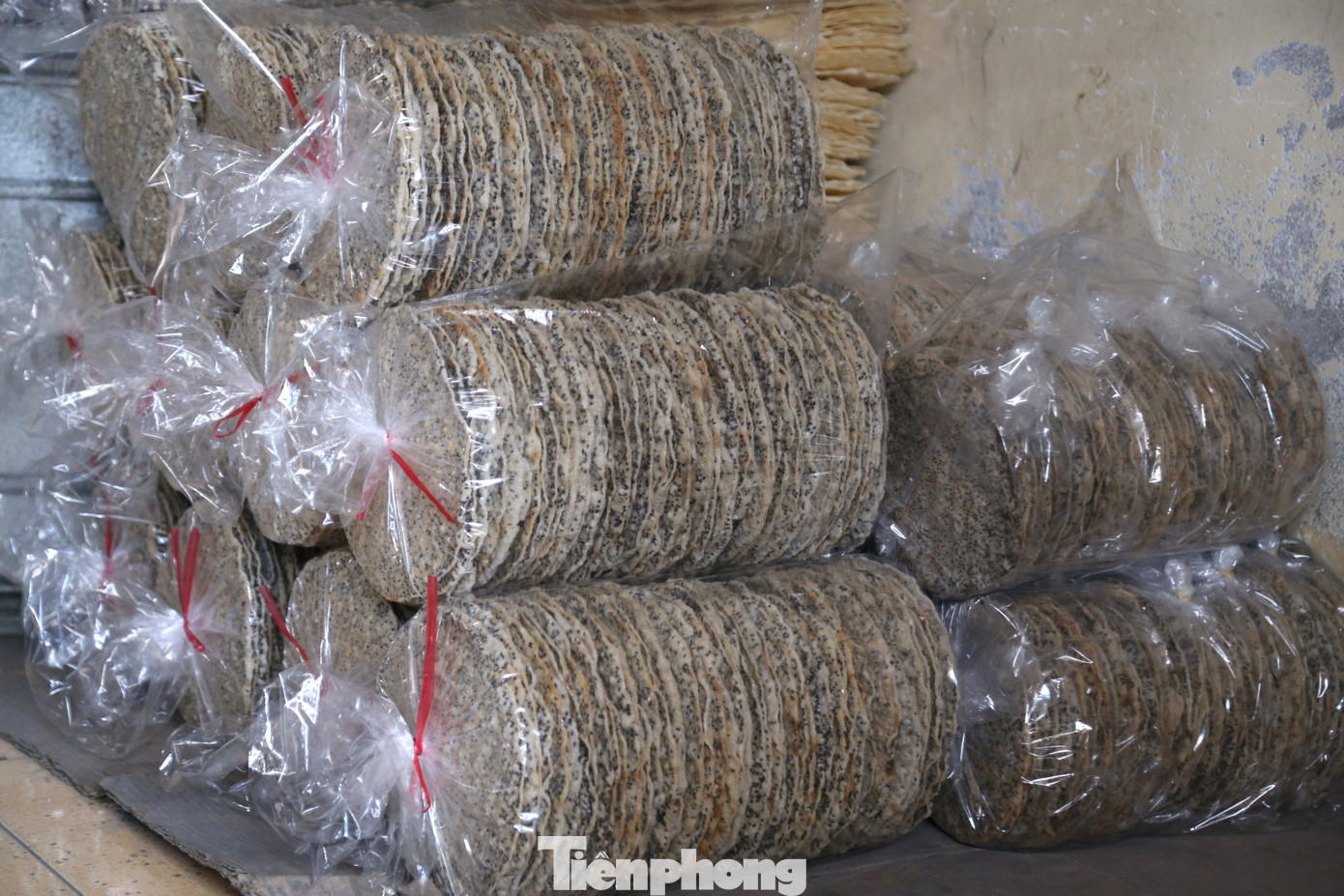 Ông Võ Quang Hoàng, cán bộ UBND thị trấn Đô Lương, phụ trách làng nghề Vĩnh Đức cho biết: “Trung bình một ngày mỗi hộ sản xuất khoảng 1.500 chiếc bánh đa. Năm 2022, doanh thu từ sản phẩm bánh đa của làng nghề Vĩnh Đức đạt hơn 4,5 tỷ đồng”.