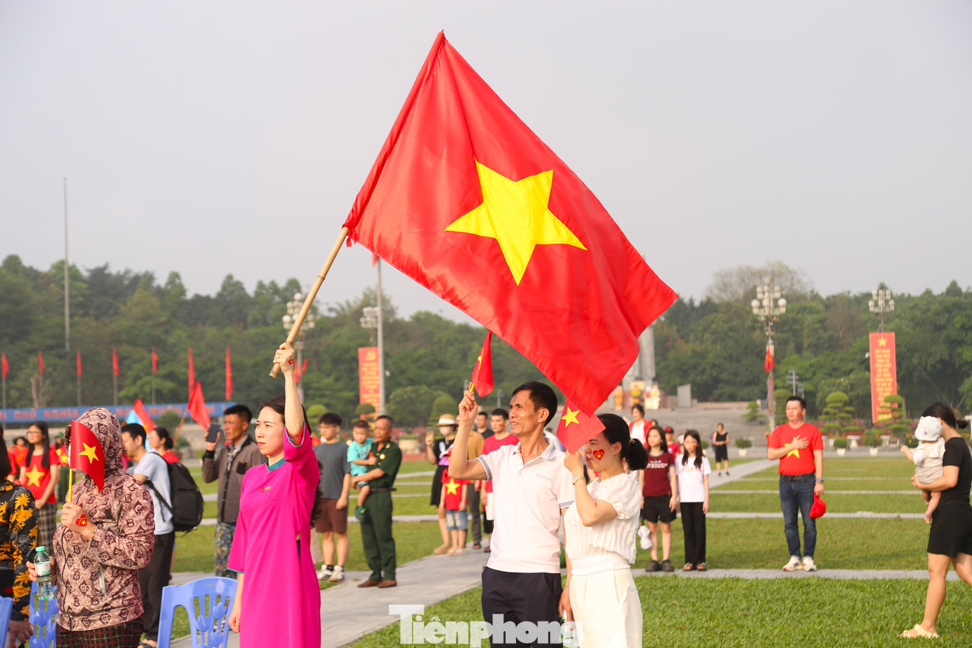 Từ sáng sớm, đông đảo người dân đã đổ về khu vực Quảng trường Hồ Chí Minh (thành phố Vinh, Nghệ An) để theo dõi chương trình lễ kỷ niệm 50 năm Ngày Giải phóng miền Nam, thống nhất đất nước và diễu binh, diễu hành. Nhiều người mang theo cờ Tổ quốc, mặc áo cờ đỏ sao vàng..