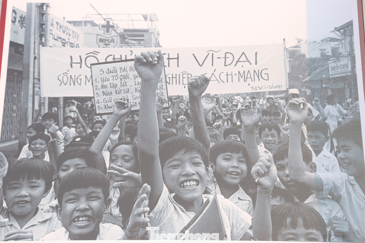 Với gần 100 tư liệu, hình ảnh quý giá, trưng bày là dịp ôn lại những trang sử hào hùng của dân tộc, tri ân những hy sinh to lớn của quân và dân Nghệ An trong kháng chiến; đồng thời ghi nhận những thành tựu trên các lĩnh vực của quê hương trên bước đường đổi mới. Với gần 100 tư liệu, hình ảnh quý giá, trưng bày là dịp ôn lại những trang sử hào hùng của dân tộc, tri ân những hy sinh to lớn của quân và dân Nghệ An trong kháng chiến; đồng thời ghi nhận những thành tựu trên các lĩnh vực của quê hương trên bước đường đổi mới.