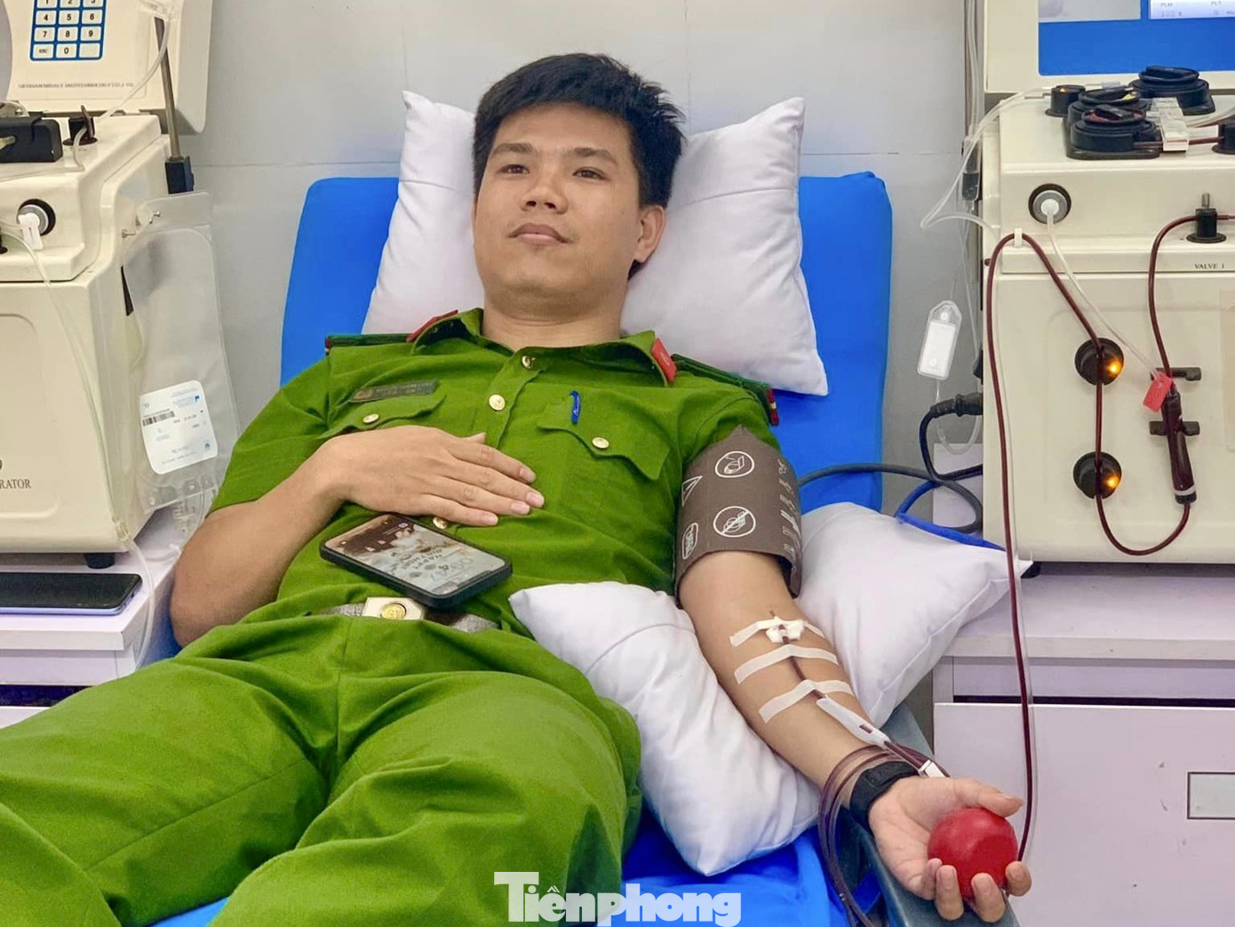 Đại uý Nguyễn Thành Long tham gia hiến máu. Đại uý Nguyễn Thành Long tham gia hiến máu.