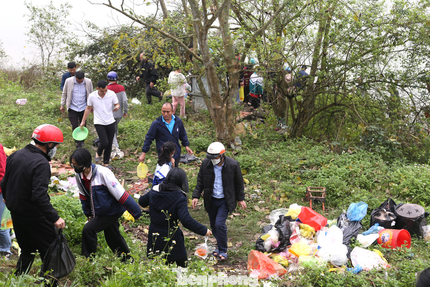 Tuy nhiên, tại các điểm thả cá chép, nhiều người dân kém ý thức đã vứt rác thải đủ loại dưới lòng sông và cả trên bờ.