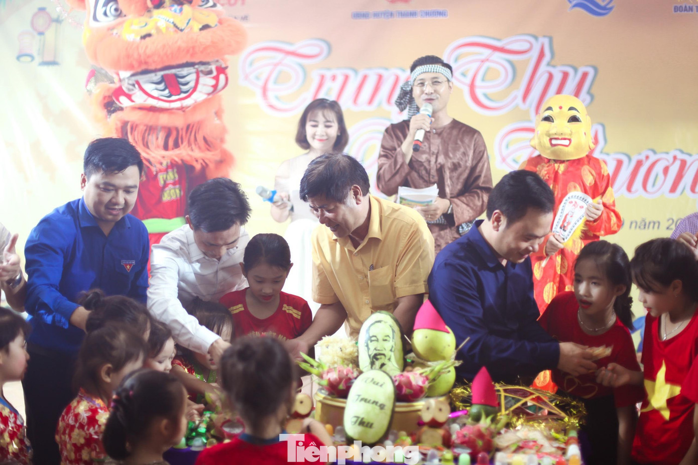 Các em thiếu nhi tham gia phá cỗ trong tiếng nhạc rộn ràng.