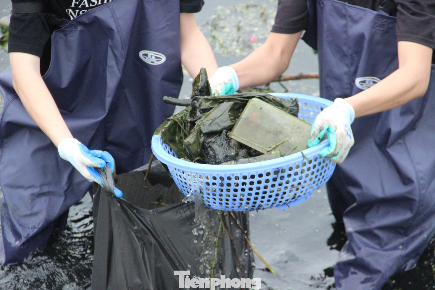 “Ngâm mình dưới những dòng kênh, ao, hồ... chúng em chấp nhận những nguy hiểm tiềm ẩn, ảnh hưởng sức khỏe, chỉ mong lan tỏa rộng rãi ý thức bảo vệ môi trường tới cộng đồng”, Hưng chia sẻ.