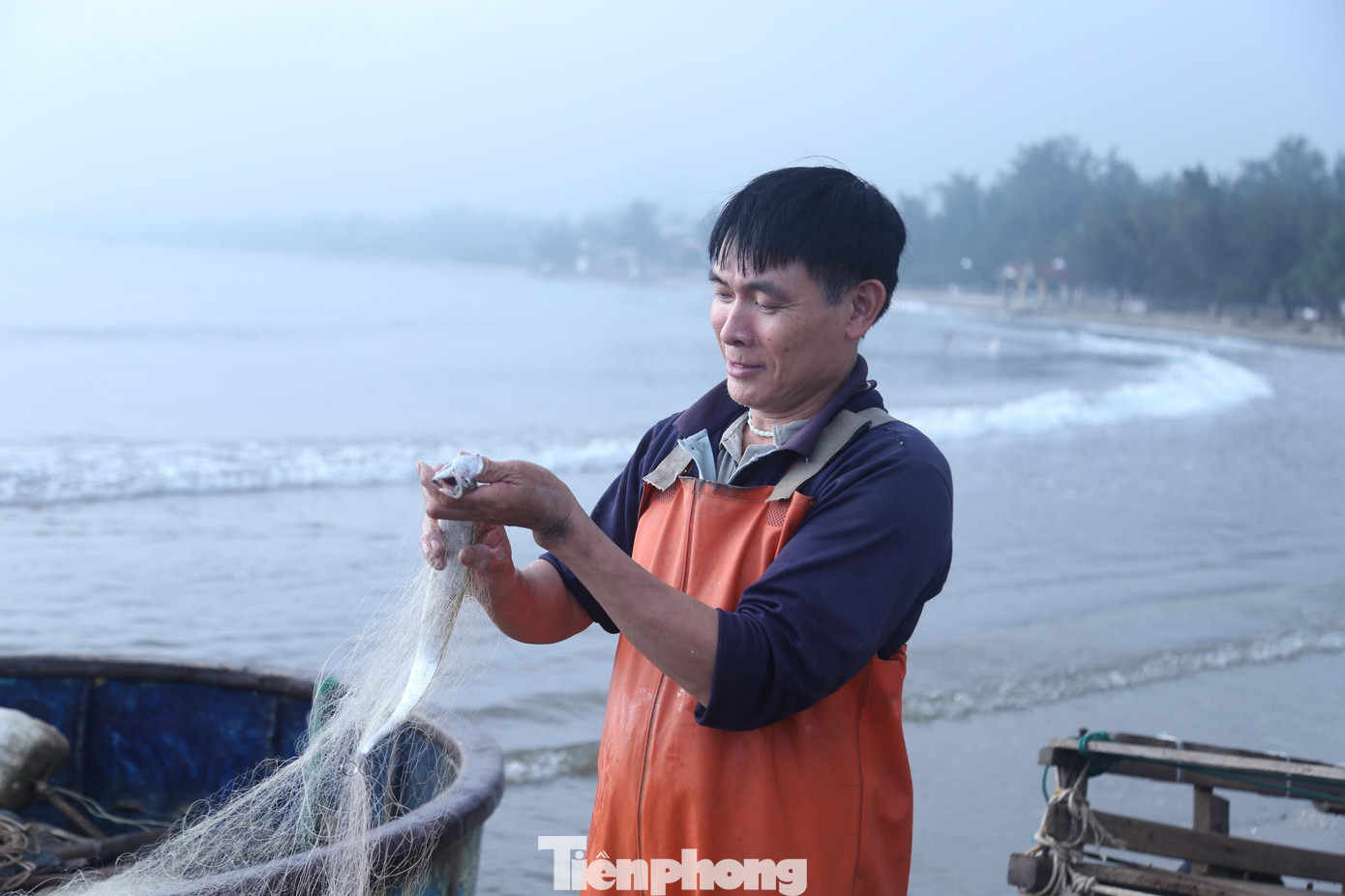 Với thâm niên hơn 20 năm đi biển, ngư dân Nguyễn Đình Đa (SN 1973, trú phường Thu Thủy, thị xã Cửa Lò) cho biết, nghề đi thuyền thúng đánh bắt quanh năm, chỉ trừ những ngày mưa to, gió lớn, biển động mạnh.