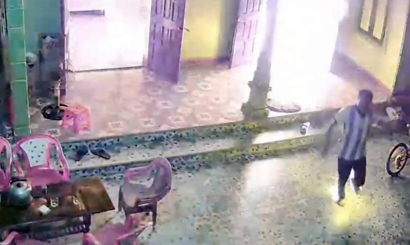 Hiện trường anh S. phóng hỏa đốt nhà hàng xóm Hiện trường anh S. phóng hỏa đốt nhà hàng xóm