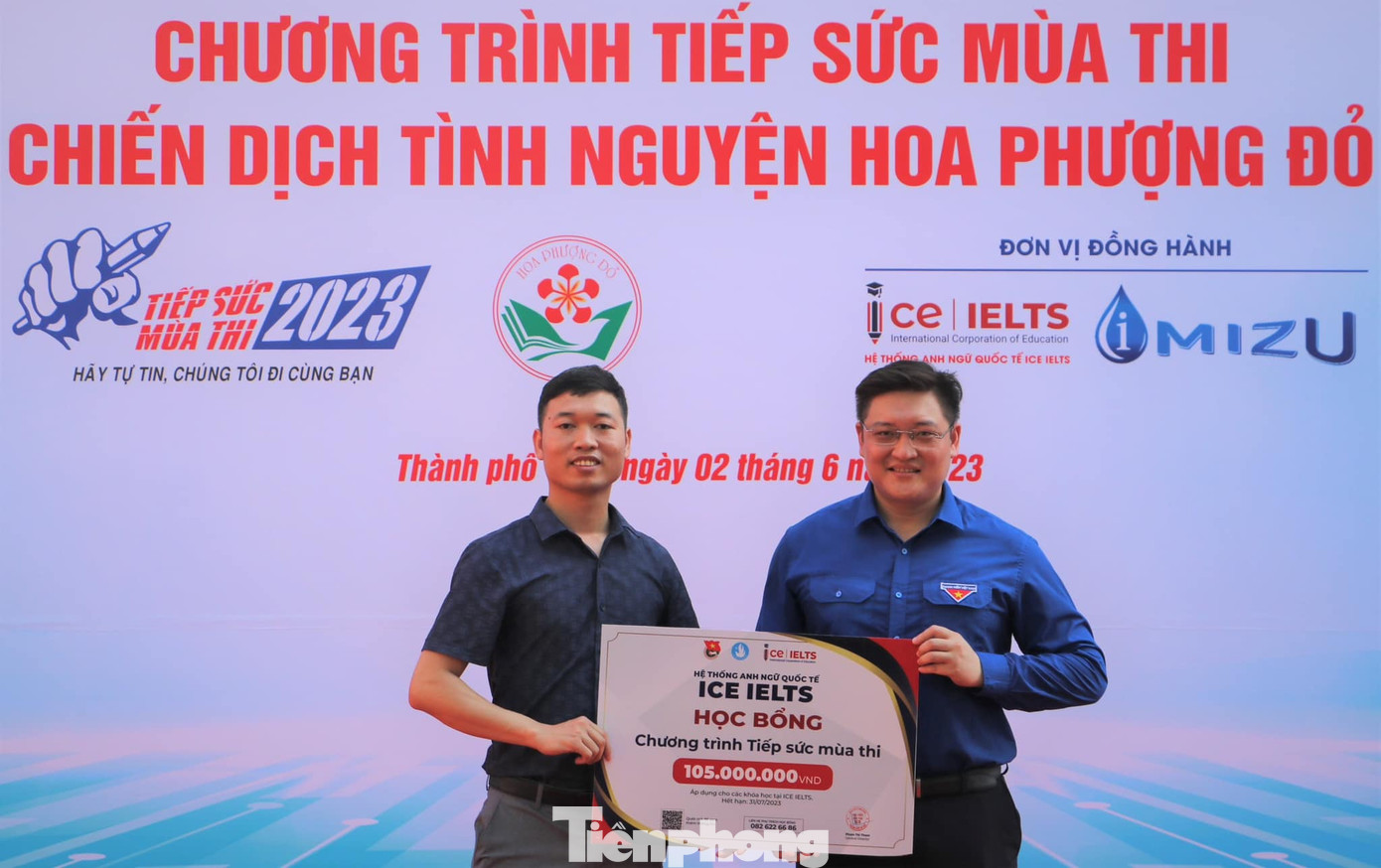 Trao 10 suất học bổng Tiếp sức mùa thi với tổng trị giá 105 triệu đồng cho các sĩ tử có hoàn cảnh khó khăn trên địa bàn thành phố Vinh.