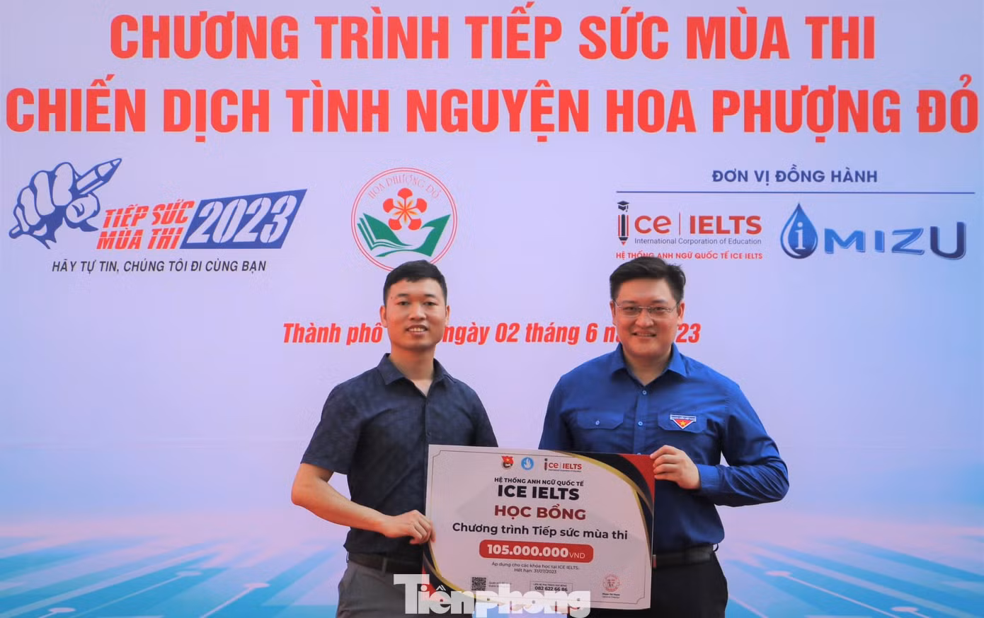 Trao 10 suất học bổng Tiếp sức mùa thi với tổng trị giá 105 triệu đồng cho các sĩ tử có hoàn cảnh khó khăn trên địa bàn thành phố Vinh.