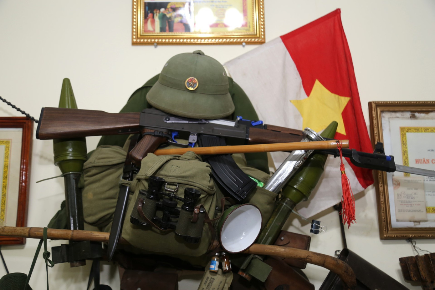 Bộ sưu tập kỷ vật gồm bộ quân trang, quân dụng, các trang bị cá nhân của người lính chiến gồm khẩu súng mô hình, chiếc ba lô, mũ, thắt lưng, súng,…. Bộ sưu tập kỷ vật gồm bộ quân trang, quân dụng, các trang bị cá nhân của người lính chiến gồm khẩu súng mô hình, chiếc ba lô, mũ, thắt lưng, súng,….