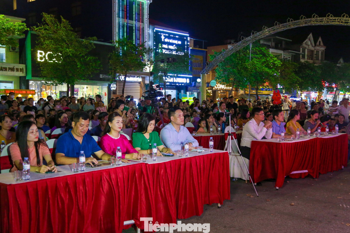 Các đại biểu dự chương trình giao lưu nghệ thuật.