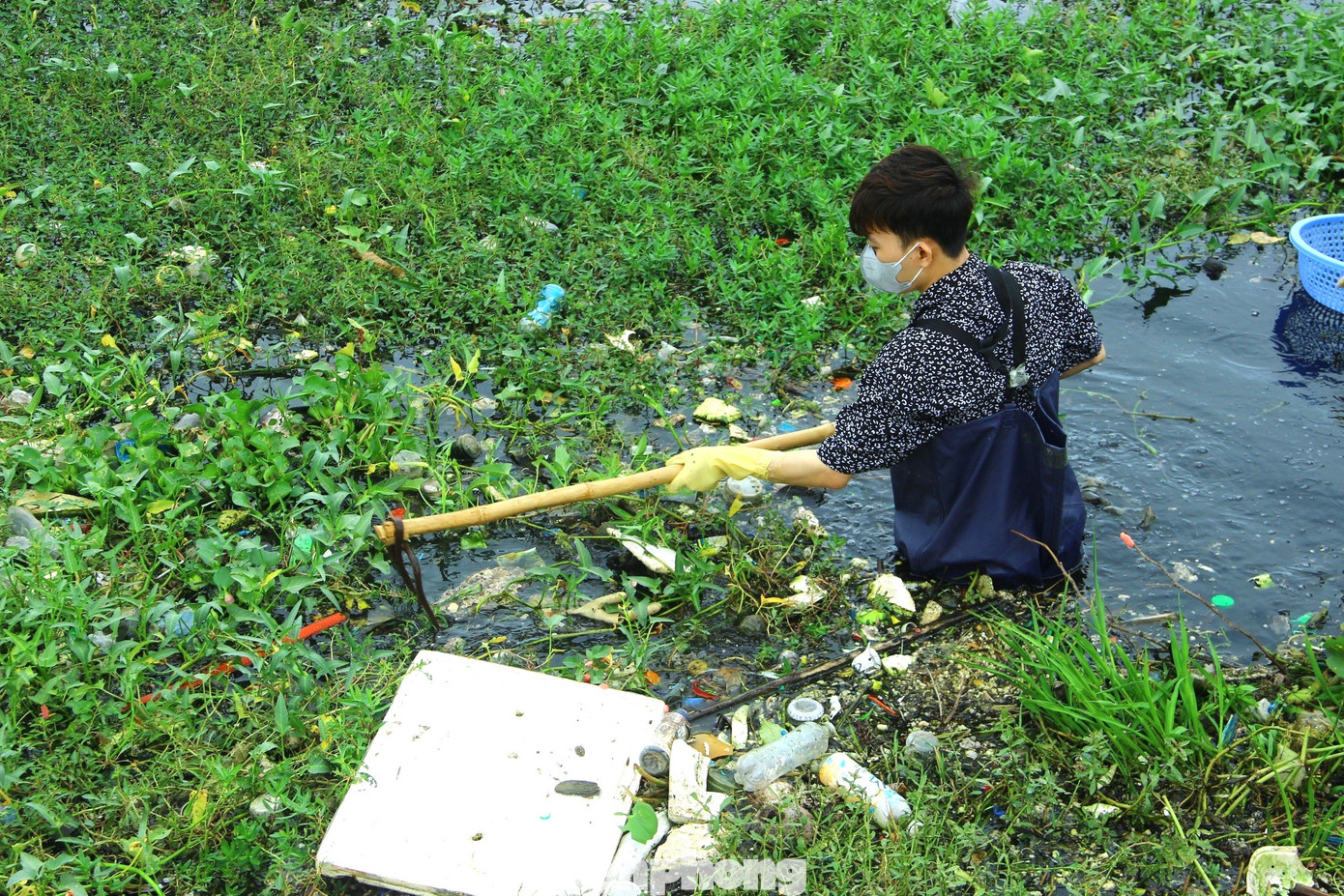 Mỗi thành viên được trang bị quần áo bảo hộ, găng tay và các dụng cụ cơ bản như rổ, túi nilon, cào, gậy.