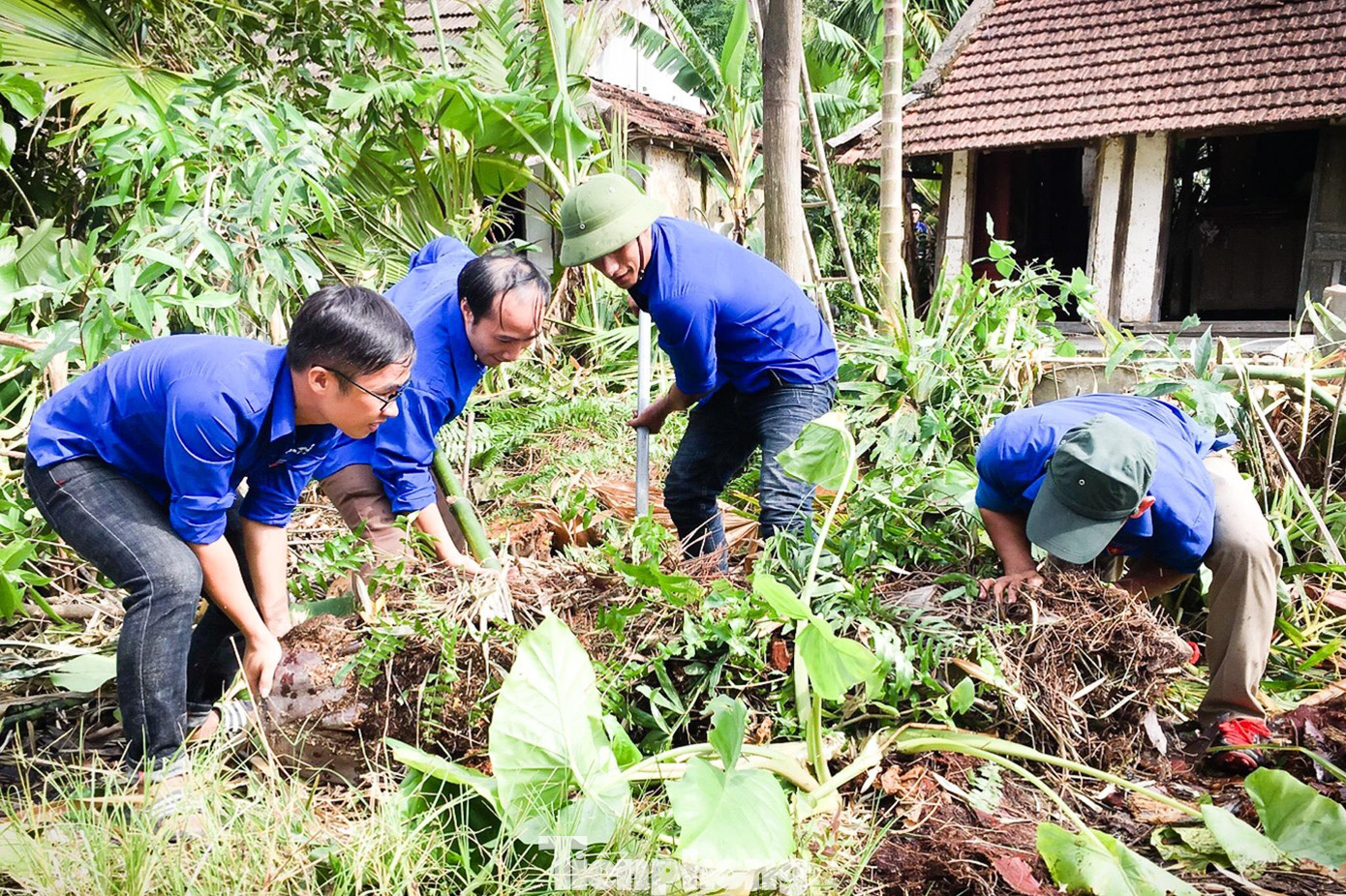 Ngoài ra toàn Đoàn đã phối hợp huy động nguồn lực xã hội hóa bằng tiền mặt, vật chất và ngày công thanh niên tình nguyện trị giá hơn 100 tỷ đồng để hỗ trợ, xây dựng nhà ở cho đối tượng chính sách, hộ nghèo, thanh thiếu nhi có hoàn cảnh khó khăn; kêu gọi, xã hội hoá nguồn lực hơn 7,5 tỷ đồng hỗ trợ 7 xã về đích Nông thôn mới theo đúng tiến độ.