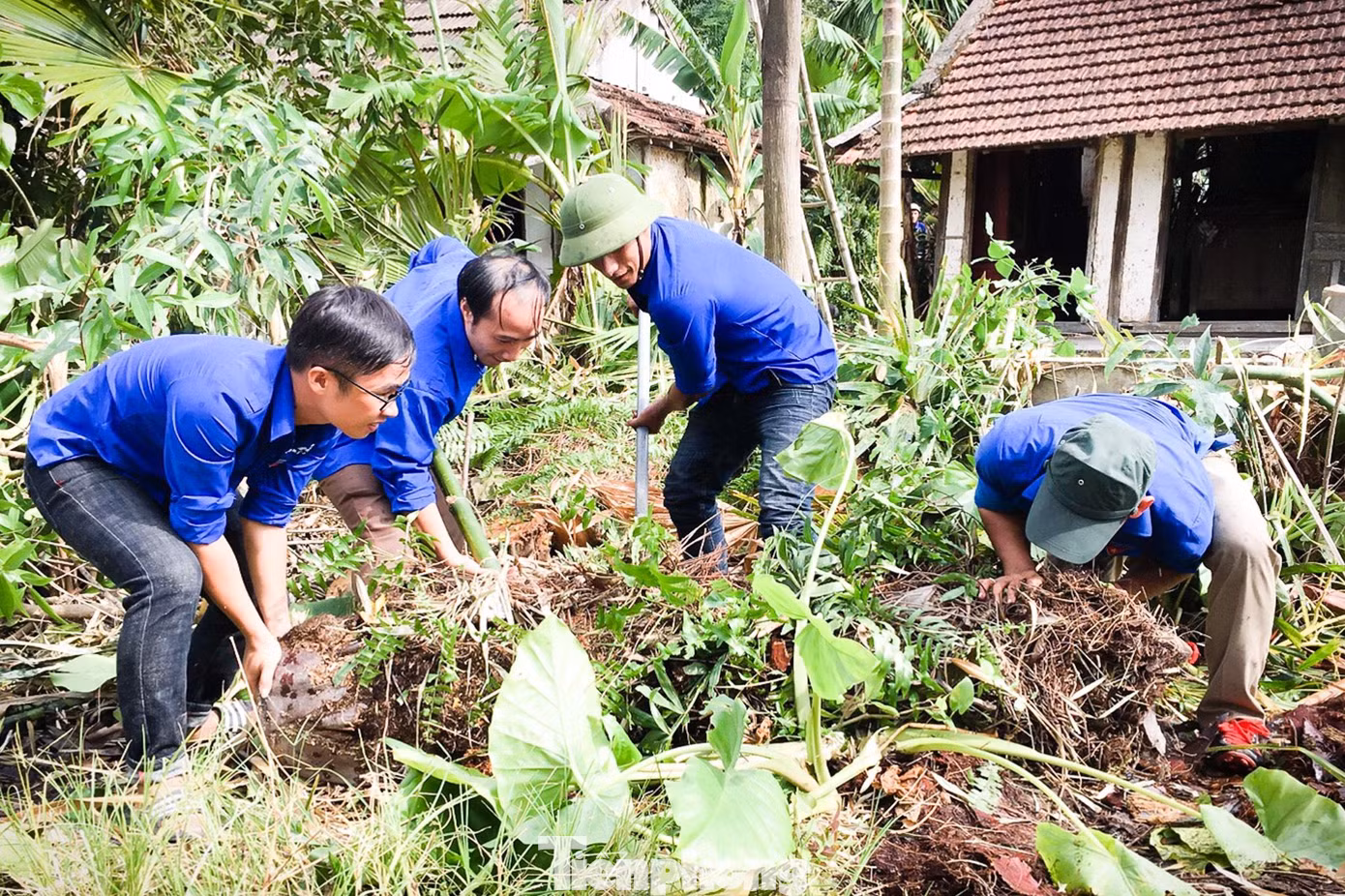 Ngoài ra toàn Đoàn đã phối hợp huy động nguồn lực xã hội hóa bằng tiền mặt, vật chất và ngày công thanh niên tình nguyện trị giá hơn 100 tỷ đồng để hỗ trợ, xây dựng nhà ở cho đối tượng chính sách, hộ nghèo, thanh thiếu nhi có hoàn cảnh khó khăn; kêu gọi, xã hội hoá nguồn lực hơn 7,5 tỷ đồng hỗ trợ 7 xã về đích Nông thôn mới theo đúng tiến độ.
