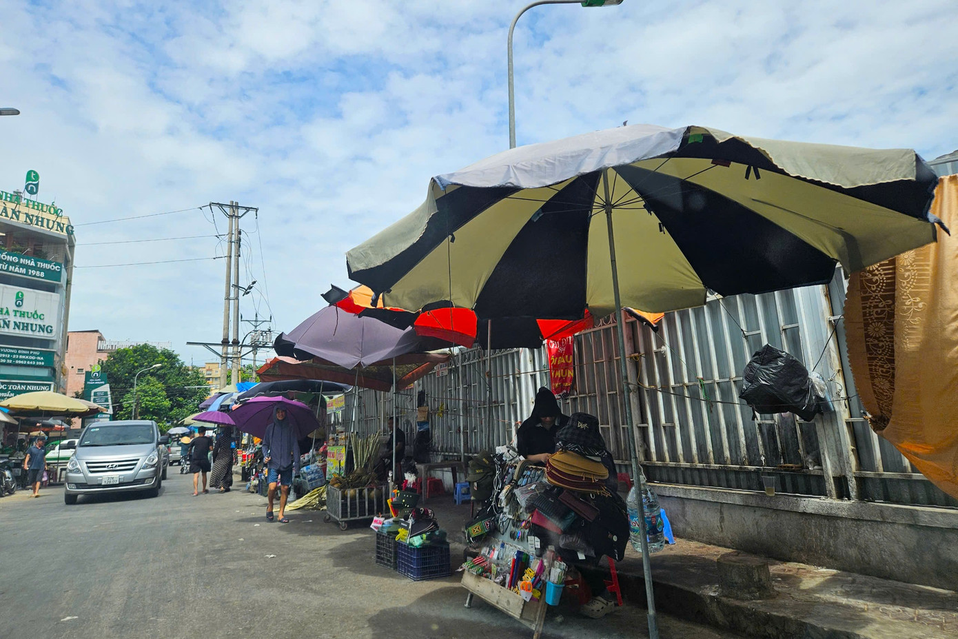 Tuyến đường Hồ Tông Thốc, cạnh Bệnh viện Hữu nghị Đa khoa Nghệ An bị chiếm dụng để kinh doanh. Nhiều người vô tư lấn chiếm vỉa hè, lòng lề đường bán hàng rong gây mất trật tự an toàn giao thông.