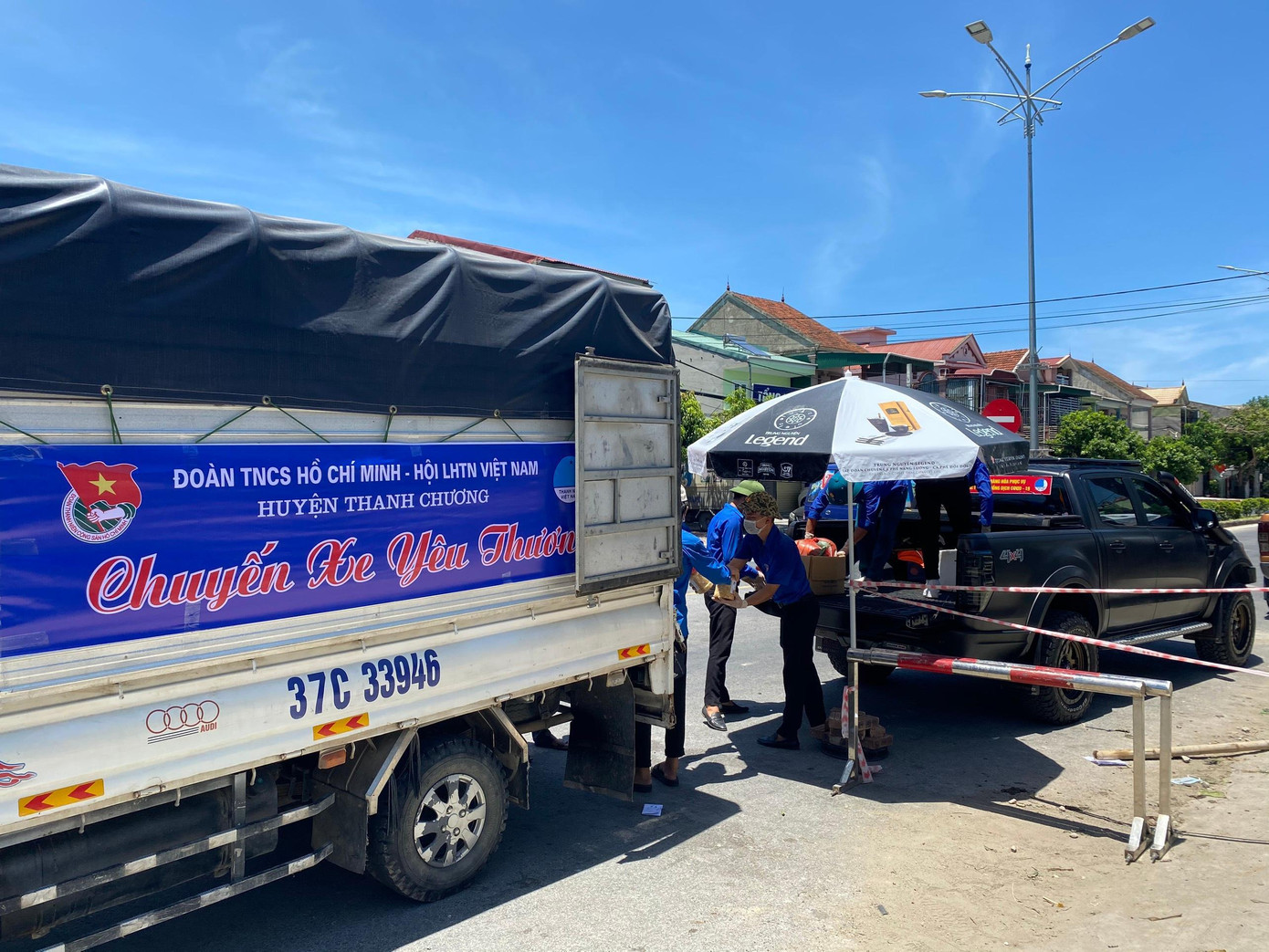 Những chuyến xe nối dài mang theo tấm lòng thảo thơm của người dân đến với lực lượng tuyến đầu chống dịch.