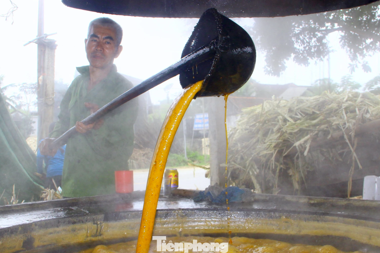 Ông Nguyễn Xuân Đức (trú xóm Châu Nam, xã Tân Hương) cho biết, người dân bắt đầu nấu mật mía vào đầu tháng 11 Âm lịch, đến tháng 2 năm sau. Để chất lượng mật đảm bảo nhất, mía phải được ép ngay trong ngày.