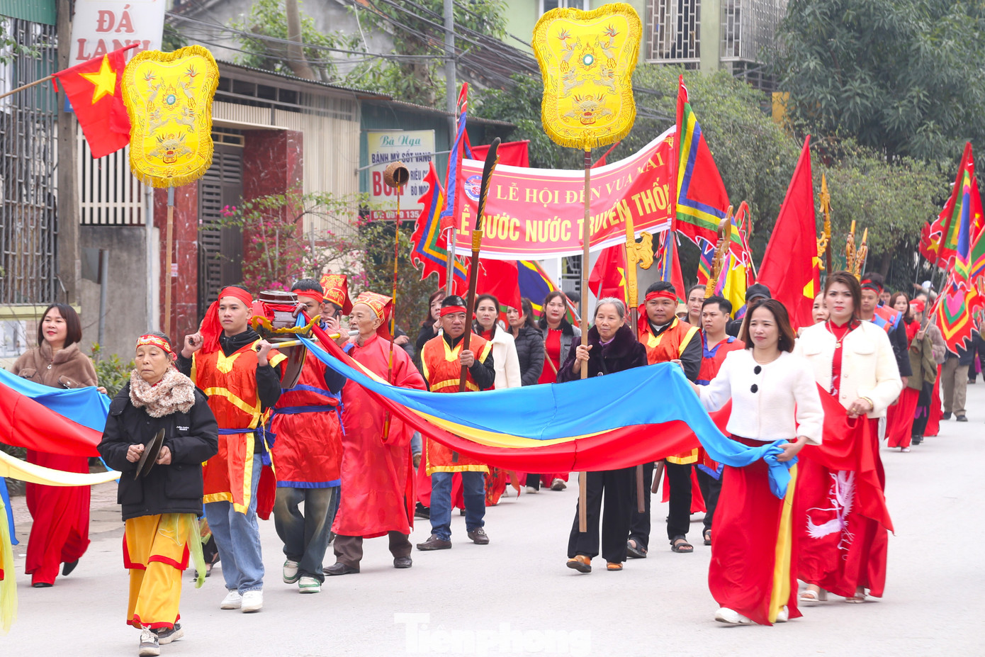 Đoàn rước trong trang phục thời xưa, khua chiêng đánh trống tiến về khu vực đền. Những người khiêng chum nước sẽ đi giữa đoàn rước. Đoàn rước trong trang phục thời xưa, khua chiêng đánh trống tiến về khu vực đền. Những người khiêng chum nước sẽ đi giữa đoàn rước.