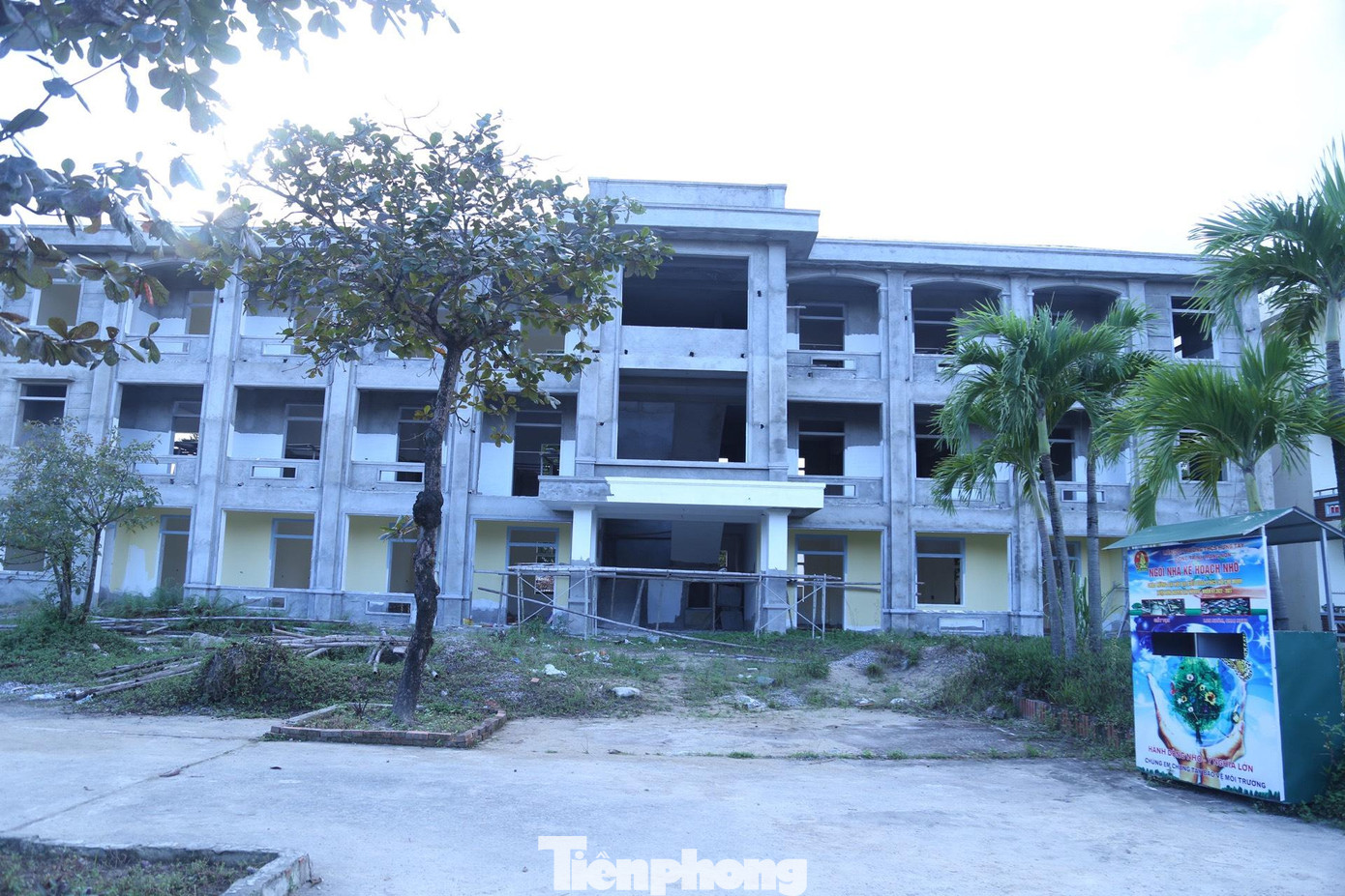 Dự án công trình nhà học 3 tầng và dãy nhà hiệu vụ trường THCS Hưng Tây (huyện Hưng Nguyên, Nghệ An) được triển khai xây dựng với tổng số vốn 12 tỷ đồng do UBND xã Hưng Tây làm chủ đầu tư; Công ty cổ phần đầu tư và xây dựng Nguyên Dũng (địa chỉ xóm 14, xã Nghi Kiều, huyện Nghi Lộc) thi công.